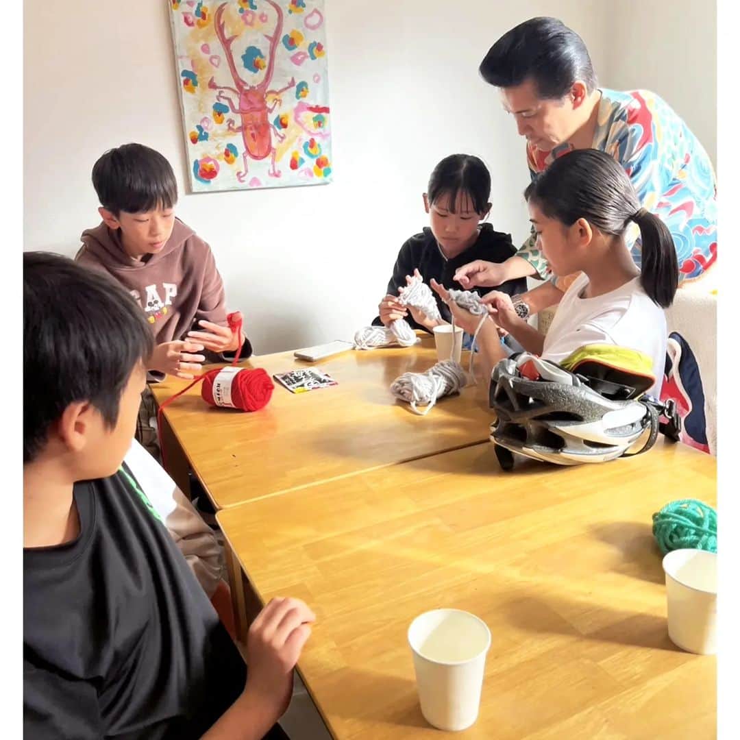 アイパー滝沢さんのインスタグラム写真 - (アイパー滝沢Instagram)「群馬県伊勢崎市にある子ども食堂【てんとう虫】さんで第3回子供向け無料「編み物ワークショップ」を開催してきたホゥ。 群馬県の子供たちがいっぱい参加してくれたホゥ。皆でヘアバンド編みましたよ。男の子多目だったけど皆編んでくれたホゥ。これを機に子供たちに編み物の楽しさとアイパーさんの事がもっと広がってくれたら良いよね。他の全国の子ども食堂でも開催出来たら最高だね。 全国の子ども食堂の関係者さんご連絡お待ちしてますー。ホーゥ。 #knitting #Crochet #handmade #ハマナカ毛糸 #子ども食堂 #てんとうむし #指編み #編み物 #ハマナカジャンボニー #編み物芸人 #よしもと芸人 #吉本興業 #手芸人 #アイパー滝沢」10月30日 17時23分 - t.aipa
