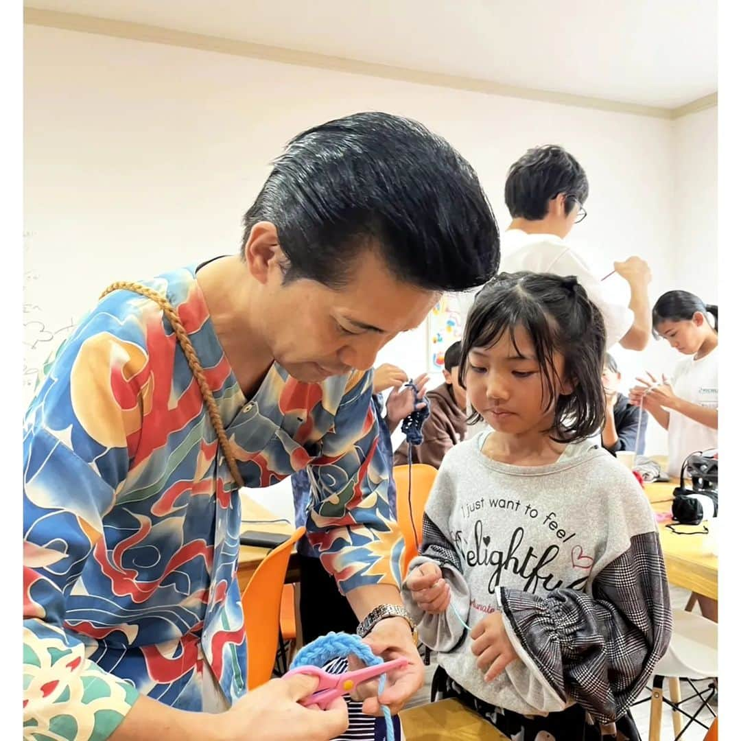 アイパー滝沢さんのインスタグラム写真 - (アイパー滝沢Instagram)「群馬県伊勢崎市にある子ども食堂【てんとう虫】さんで第3回子供向け無料「編み物ワークショップ」を開催してきたホゥ。 群馬県の子供たちがいっぱい参加してくれたホゥ。皆でヘアバンド編みましたよ。男の子多目だったけど皆編んでくれたホゥ。これを機に子供たちに編み物の楽しさとアイパーさんの事がもっと広がってくれたら良いよね。他の全国の子ども食堂でも開催出来たら最高だね。 全国の子ども食堂の関係者さんご連絡お待ちしてますー。ホーゥ。 #knitting #Crochet #handmade #ハマナカ毛糸 #子ども食堂 #てんとうむし #指編み #編み物 #ハマナカジャンボニー #編み物芸人 #よしもと芸人 #吉本興業 #手芸人 #アイパー滝沢」10月30日 17時23分 - t.aipa