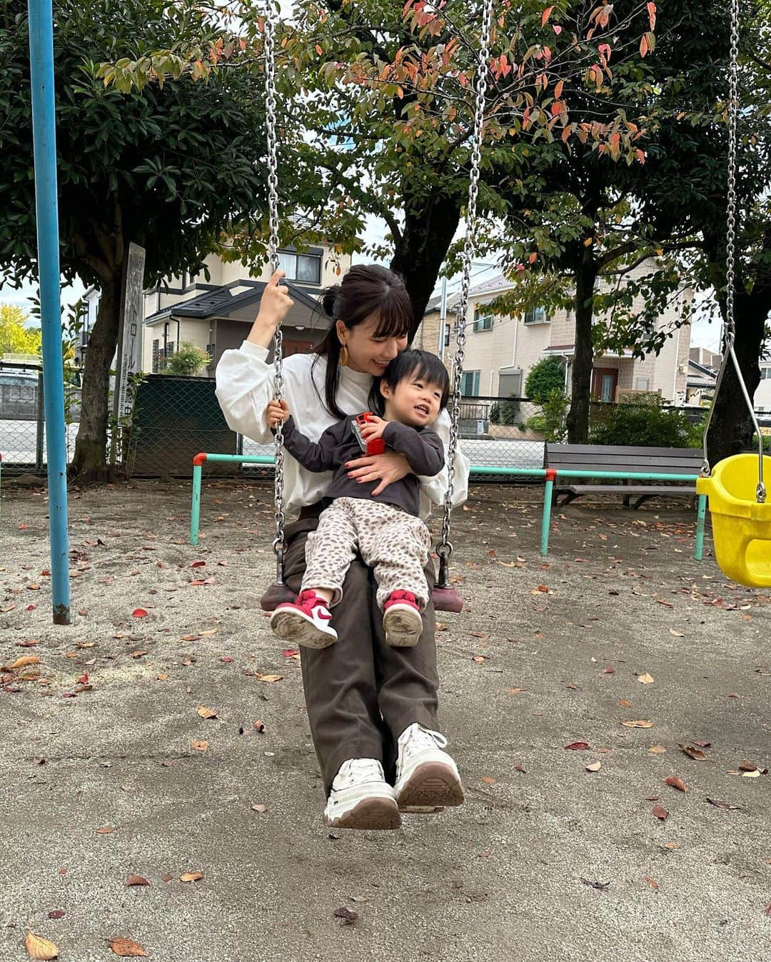 桃さんのインスタグラム写真 - (桃Instagram)「私が小学2年生まで毎日めちゃくちゃ遊んでた公園へ、30年越しに自分の子供を連れて遊びに行きました…！ めちゃくちゃ懐かしい気持ちになった…。 7歳までの記憶って意外とあるもんだな。 なんでもない小さい公園なんだけど、私にとっては思い深い大切な場所。 今は親の立場になったので、私もいつか自分の子供達に、30年経っても思い返せる、懐かしのスポットを作ってあげたいなぁ。と思ったのでした。 父様、お母さん、ありがとう❤️（最後の写真のあわてた父様可愛い）」10月30日 17時21分 - momo.official