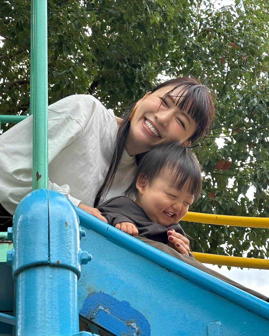 桃さんのインスタグラム写真 - (桃Instagram)「私が小学2年生まで毎日めちゃくちゃ遊んでた公園へ、30年越しに自分の子供を連れて遊びに行きました…！ めちゃくちゃ懐かしい気持ちになった…。 7歳までの記憶って意外とあるもんだな。 なんでもない小さい公園なんだけど、私にとっては思い深い大切な場所。 今は親の立場になったので、私もいつか自分の子供達に、30年経っても思い返せる、懐かしのスポットを作ってあげたいなぁ。と思ったのでした。 父様、お母さん、ありがとう❤️（最後の写真のあわてた父様可愛い）」10月30日 17時21分 - momo.official