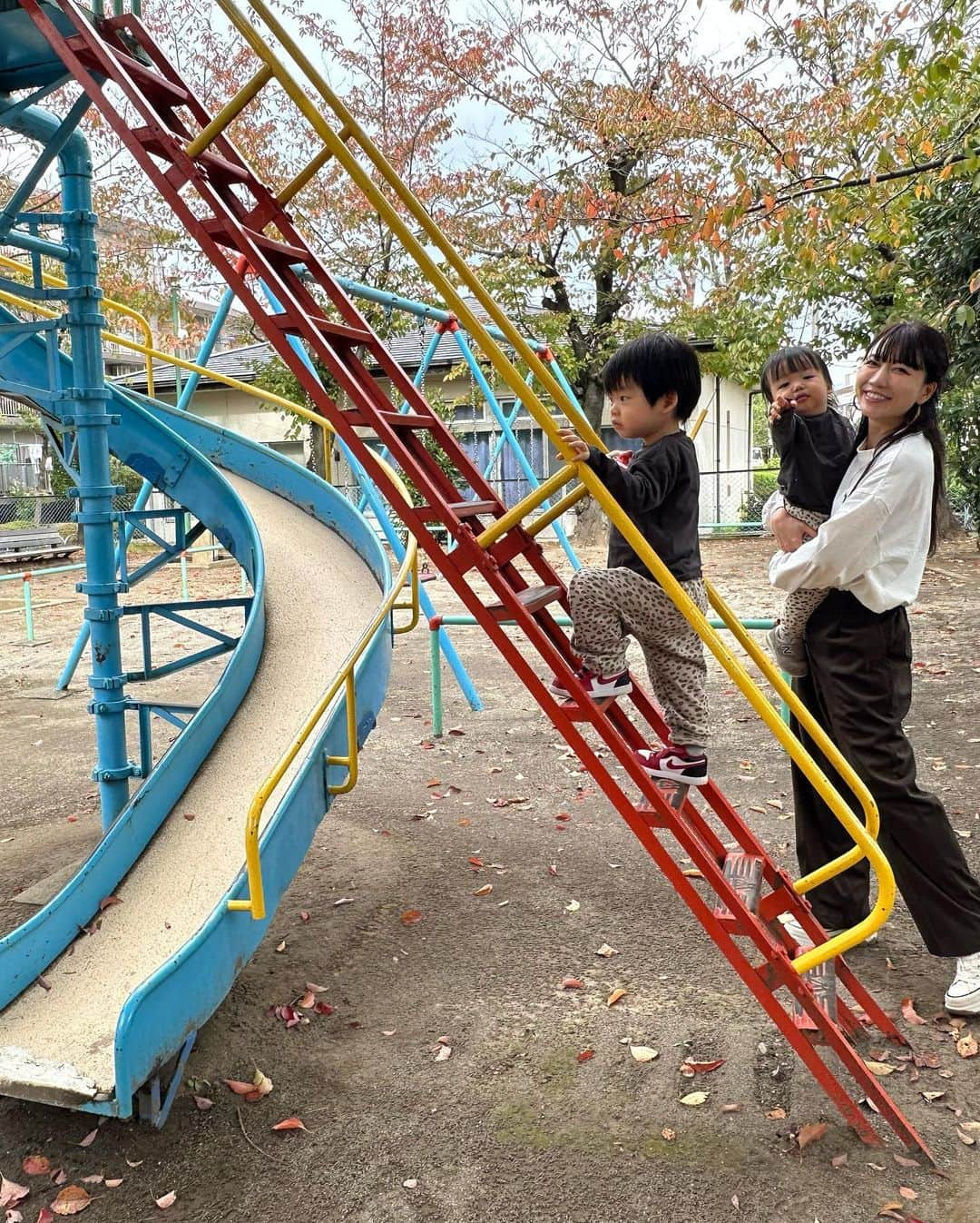 桃さんのインスタグラム写真 - (桃Instagram)「私が小学2年生まで毎日めちゃくちゃ遊んでた公園へ、30年越しに自分の子供を連れて遊びに行きました…！ めちゃくちゃ懐かしい気持ちになった…。 7歳までの記憶って意外とあるもんだな。 なんでもない小さい公園なんだけど、私にとっては思い深い大切な場所。 今は親の立場になったので、私もいつか自分の子供達に、30年経っても思い返せる、懐かしのスポットを作ってあげたいなぁ。と思ったのでした。 父様、お母さん、ありがとう❤️（最後の写真のあわてた父様可愛い）」10月30日 17時21分 - momo.official