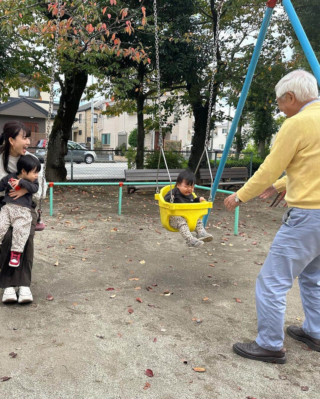 桃さんのインスタグラム写真 - (桃Instagram)「私が小学2年生まで毎日めちゃくちゃ遊んでた公園へ、30年越しに自分の子供を連れて遊びに行きました…！ めちゃくちゃ懐かしい気持ちになった…。 7歳までの記憶って意外とあるもんだな。 なんでもない小さい公園なんだけど、私にとっては思い深い大切な場所。 今は親の立場になったので、私もいつか自分の子供達に、30年経っても思い返せる、懐かしのスポットを作ってあげたいなぁ。と思ったのでした。 父様、お母さん、ありがとう❤️（最後の写真のあわてた父様可愛い）」10月30日 17時21分 - momo.official