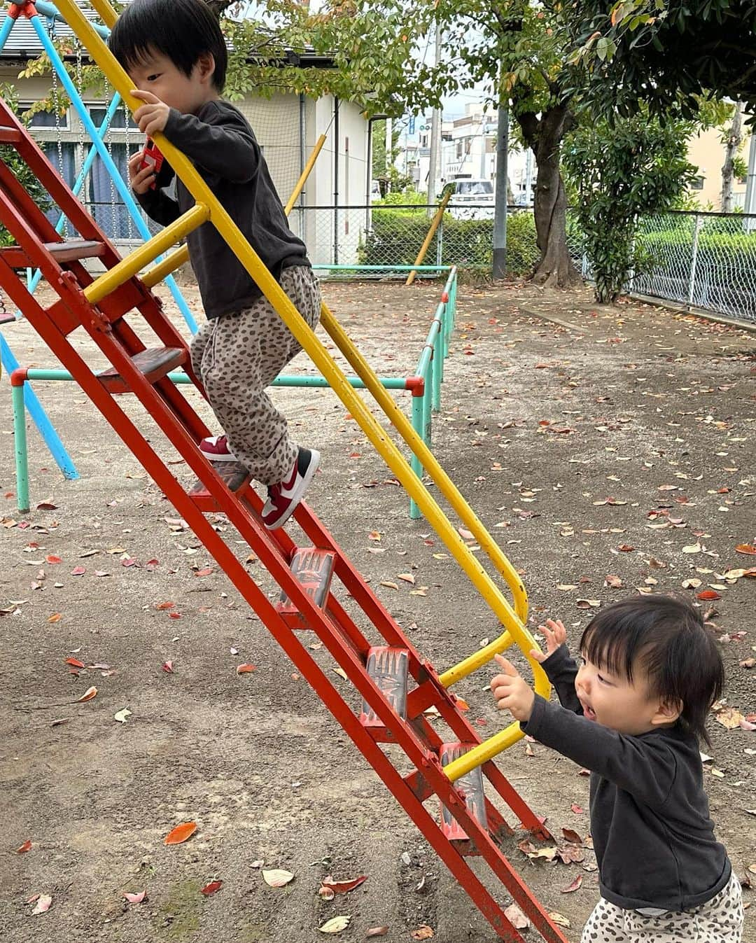 桃さんのインスタグラム写真 - (桃Instagram)「私が小学2年生まで毎日めちゃくちゃ遊んでた公園へ、30年越しに自分の子供を連れて遊びに行きました…！ めちゃくちゃ懐かしい気持ちになった…。 7歳までの記憶って意外とあるもんだな。 なんでもない小さい公園なんだけど、私にとっては思い深い大切な場所。 今は親の立場になったので、私もいつか自分の子供達に、30年経っても思い返せる、懐かしのスポットを作ってあげたいなぁ。と思ったのでした。 父様、お母さん、ありがとう❤️（最後の写真のあわてた父様可愛い）」10月30日 17時21分 - momo.official