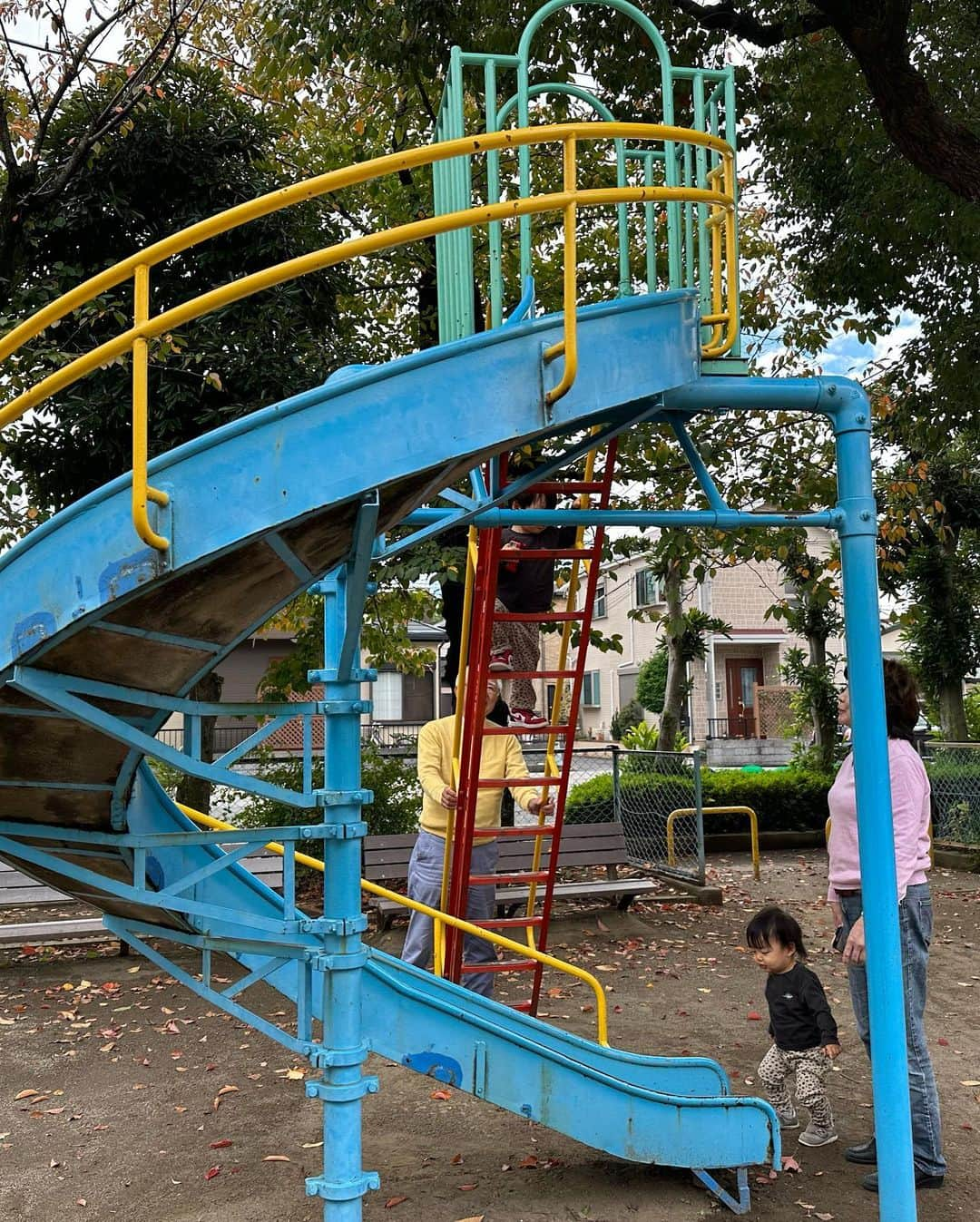 桃さんのインスタグラム写真 - (桃Instagram)「私が小学2年生まで毎日めちゃくちゃ遊んでた公園へ、30年越しに自分の子供を連れて遊びに行きました…！ めちゃくちゃ懐かしい気持ちになった…。 7歳までの記憶って意外とあるもんだな。 なんでもない小さい公園なんだけど、私にとっては思い深い大切な場所。 今は親の立場になったので、私もいつか自分の子供達に、30年経っても思い返せる、懐かしのスポットを作ってあげたいなぁ。と思ったのでした。 父様、お母さん、ありがとう❤️（最後の写真のあわてた父様可愛い）」10月30日 17時21分 - momo.official