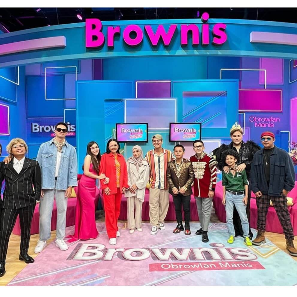 アユ・ティンティンのインスタグラム：「Happy birthday @brownis_ttv semoga kita semua selalu sukses, selalu memberikan yg terbaik n bisa selalu menghibur manis aminn 🎊💗☺️😍semangat kompak luv all💪🏻🥰」