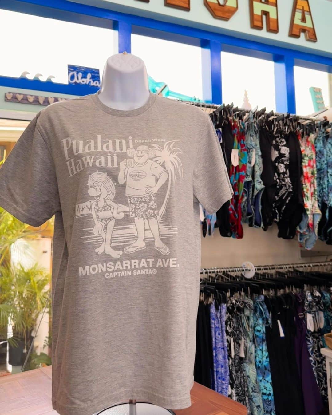 Pualani Hawaii Beachwearさんのインスタグラム写真 - (Pualani Hawaii BeachwearInstagram)「コラボ製品のご紹介【キャプテンサンタ＆ティニー・オン・モンサラットアベニュー】  キャプテンサンタとティニーがハワイを満喫している！そんな楽しい気分になる、かわいいデザインです。  モンサラットアベニューでホロホロ（ハワイ語で散歩の意味）しているキャプテンサンタとティニーの後ろには、ダイアモンドヘッドとハワイの海が。 二人とも、プアラニ・ハワイ・ビーチウェアで大人気のハイビスカス柄の水着を着ています。  よーく見てみると、キャンプテンサンタの手元にはパイナップルマーク付きのマグカップが。 もしかしたら、モンサラット通りの人気カフェ「アロハ カフェ パイナップル 」で買ったコーヒーかな〜  【キャプテンサンタ＆ティニー・オン・モンサラットアベニュー】は、そんな”モンサラットアベニューの雰囲気がぎゅっと詰まった”デザインです。 カラーはイエロー・コーラル・ブルー・グレー・ホワイトの5種類 フロントデザインのみのTシャツです。  男女問わず着用できるシンプルな形。 100%コットン素材で着心地抜群です。  ■発売日　2023年11月1日（水） ■販売価格　42ドル ■サイズ　S・M・L・XL（男女兼用） ■販売店舗　プアラニ・ハワイ・ビーチウェア（モンサラット店） ■販売サイト　pualanibeachwear.com（日本への発送可能）  送料は通常通りお買い上げ金額が300ドルまで一律35ドルとさせていただくことになりました。 Tシャツが一枚のみであれば20ドルでお送り可能ですが大変割高です。割高でも構わないから一枚だけの発送をご希望という方はご購入前にこちらまでご連絡ください。contact@pualanibeachwear.com  ※製品情報・コラボ企画に関する詳細は、@pualani_monsarrat InstagramプロフィールURLにございます。 ※12月8日(金)10:00〜13:00には、株式会社ジョイマーク・デザインの代表取締役、下⼭好誼さんが来店されるお披露目イベントも開催予定です。イベント詳細は随時プアラニモンサラット店公式Instagram・Facebookにてお知らせいたします。  #ハワイ限定 #hawaii #ハワイ #ハワイ旅行 #ハワイ土産 #ハワイ好きな人と繋がりたい #ハワイ購入品 #ハワイ好き #ハワイ暮らし #ハワイ情報 #ハワイお土産 #aloha #ハワイ旅 #ハワイ限定品 #ハワイショッピング#モンサラット#プアラニハワイ#ボートハウス#キャプテンサンタ#モンサラットアベニュー#プアラニハワイビーチウェア」10月30日 17時22分 - pualani_monsarrat