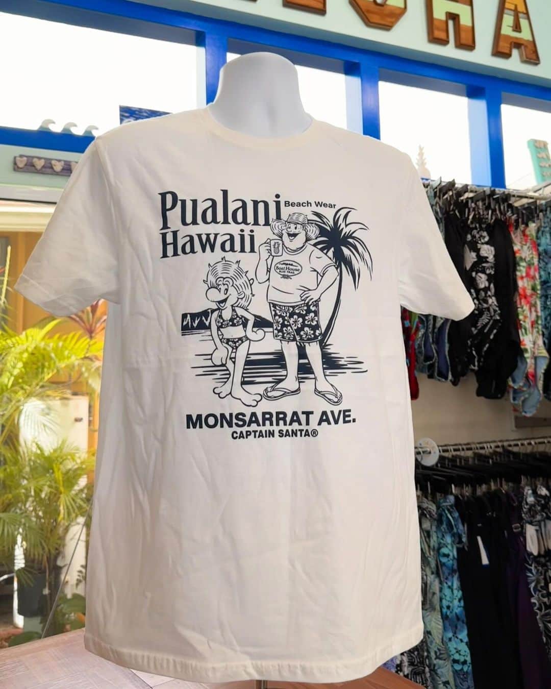 Pualani Hawaii Beachwearさんのインスタグラム写真 - (Pualani Hawaii BeachwearInstagram)「コラボ製品のご紹介【キャプテンサンタ＆ティニー・オン・モンサラットアベニュー】  キャプテンサンタとティニーがハワイを満喫している！そんな楽しい気分になる、かわいいデザインです。  モンサラットアベニューでホロホロ（ハワイ語で散歩の意味）しているキャプテンサンタとティニーの後ろには、ダイアモンドヘッドとハワイの海が。 二人とも、プアラニ・ハワイ・ビーチウェアで大人気のハイビスカス柄の水着を着ています。  よーく見てみると、キャンプテンサンタの手元にはパイナップルマーク付きのマグカップが。 もしかしたら、モンサラット通りの人気カフェ「アロハ カフェ パイナップル 」で買ったコーヒーかな〜  【キャプテンサンタ＆ティニー・オン・モンサラットアベニュー】は、そんな”モンサラットアベニューの雰囲気がぎゅっと詰まった”デザインです。 カラーはイエロー・コーラル・ブルー・グレー・ホワイトの5種類 フロントデザインのみのTシャツです。  男女問わず着用できるシンプルな形。 100%コットン素材で着心地抜群です。  ■発売日　2023年11月1日（水） ■販売価格　42ドル ■サイズ　S・M・L・XL（男女兼用） ■販売店舗　プアラニ・ハワイ・ビーチウェア（モンサラット店） ■販売サイト　pualanibeachwear.com（日本への発送可能）  送料は通常通りお買い上げ金額が300ドルまで一律35ドルとさせていただくことになりました。 Tシャツが一枚のみであれば20ドルでお送り可能ですが大変割高です。割高でも構わないから一枚だけの発送をご希望という方はご購入前にこちらまでご連絡ください。contact@pualanibeachwear.com  ※製品情報・コラボ企画に関する詳細は、@pualani_monsarrat InstagramプロフィールURLにございます。 ※12月8日(金)10:00〜13:00には、株式会社ジョイマーク・デザインの代表取締役、下⼭好誼さんが来店されるお披露目イベントも開催予定です。イベント詳細は随時プアラニモンサラット店公式Instagram・Facebookにてお知らせいたします。  #ハワイ限定 #hawaii #ハワイ #ハワイ旅行 #ハワイ土産 #ハワイ好きな人と繋がりたい #ハワイ購入品 #ハワイ好き #ハワイ暮らし #ハワイ情報 #ハワイお土産 #aloha #ハワイ旅 #ハワイ限定品 #ハワイショッピング#モンサラット#プアラニハワイ#ボートハウス#キャプテンサンタ#モンサラットアベニュー#プアラニハワイビーチウェア」10月30日 17時22分 - pualani_monsarrat