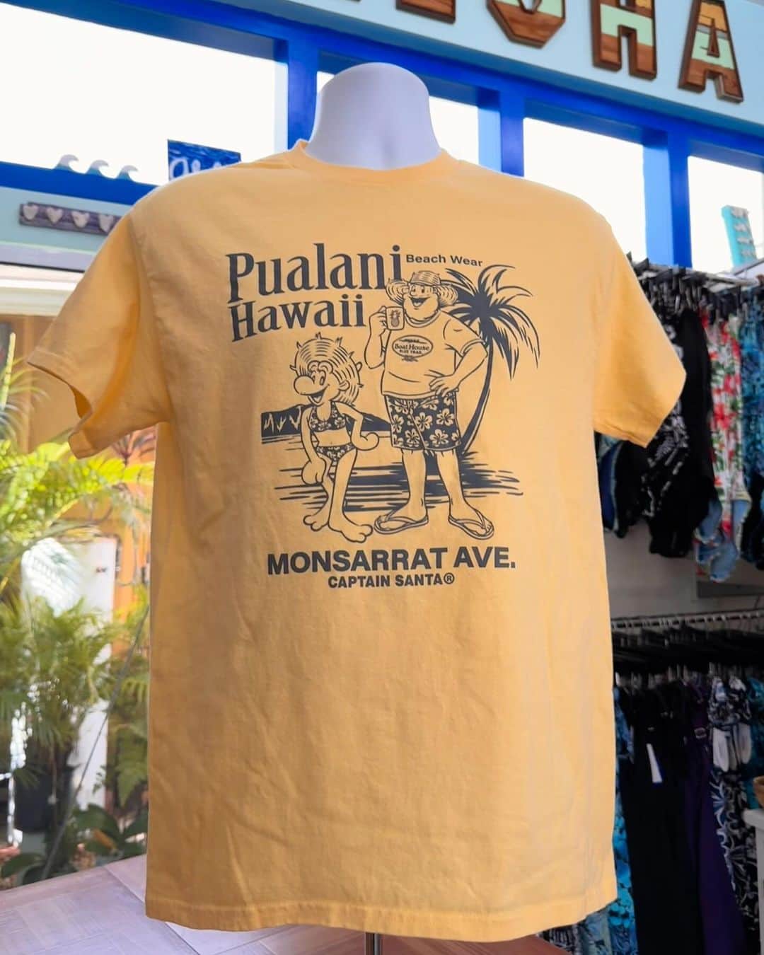 Pualani Hawaii Beachwearのインスタグラム：「コラボ製品のご紹介【キャプテンサンタ＆ティニー・オン・モンサラットアベニュー】  キャプテンサンタとティニーがハワイを満喫している！そんな楽しい気分になる、かわいいデザインです。  モンサラットアベニューでホロホロ（ハワイ語で散歩の意味）しているキャプテンサンタとティニーの後ろには、ダイアモンドヘッドとハワイの海が。 二人とも、プアラニ・ハワイ・ビーチウェアで大人気のハイビスカス柄の水着を着ています。  よーく見てみると、キャンプテンサンタの手元にはパイナップルマーク付きのマグカップが。 もしかしたら、モンサラット通りの人気カフェ「アロハ カフェ パイナップル 」で買ったコーヒーかな〜  【キャプテンサンタ＆ティニー・オン・モンサラットアベニュー】は、そんな”モンサラットアベニューの雰囲気がぎゅっと詰まった”デザインです。 カラーはイエロー・コーラル・ブルー・グレー・ホワイトの5種類 フロントデザインのみのTシャツです。  男女問わず着用できるシンプルな形。 100%コットン素材で着心地抜群です。  ■発売日　2023年11月1日（水） ■販売価格　42ドル ■サイズ　S・M・L・XL（男女兼用） ■販売店舗　プアラニ・ハワイ・ビーチウェア（モンサラット店） ■販売サイト　pualanibeachwear.com（日本への発送可能）  送料は通常通りお買い上げ金額が300ドルまで一律35ドルとさせていただくことになりました。 Tシャツが一枚のみであれば20ドルでお送り可能ですが大変割高です。割高でも構わないから一枚だけの発送をご希望という方はご購入前にこちらまでご連絡ください。contact@pualanibeachwear.com  ※製品情報・コラボ企画に関する詳細は、@pualani_monsarrat InstagramプロフィールURLにございます。 ※12月8日(金)10:00〜13:00には、株式会社ジョイマーク・デザインの代表取締役、下⼭好誼さんが来店されるお披露目イベントも開催予定です。イベント詳細は随時プアラニモンサラット店公式Instagram・Facebookにてお知らせいたします。  #ハワイ限定 #hawaii #ハワイ #ハワイ旅行 #ハワイ土産 #ハワイ好きな人と繋がりたい #ハワイ購入品 #ハワイ好き #ハワイ暮らし #ハワイ情報 #ハワイお土産 #aloha #ハワイ旅 #ハワイ限定品 #ハワイショッピング#モンサラット#プアラニハワイ#ボートハウス#キャプテンサンタ#モンサラットアベニュー#プアラニハワイビーチウェア」