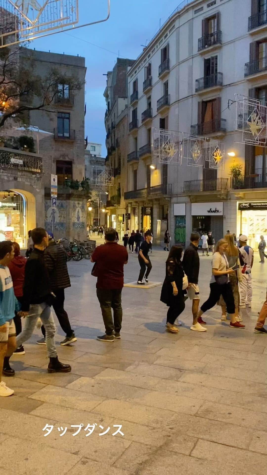 長与千種のインスタグラム：「・ スペインバルセロナ この広場は 天使のドア ポルタルデエンジェルと言う場所 ・ 広場に響くタップの音が リズムを刻む度に 心地良さが増してきた。 ・ ひとりの男の子の パフォーマンスは 力強く 時に優しく ストリートパフォーマーと言うには それを超えて芸術を奏でるアーティストだった。 ・ 天使のドア いつか 彼に天使が扉を 開いてくれますように。 ・ ・ #バルセロナ #ポルタルデエンジェル #タップダンス #アーティスト」