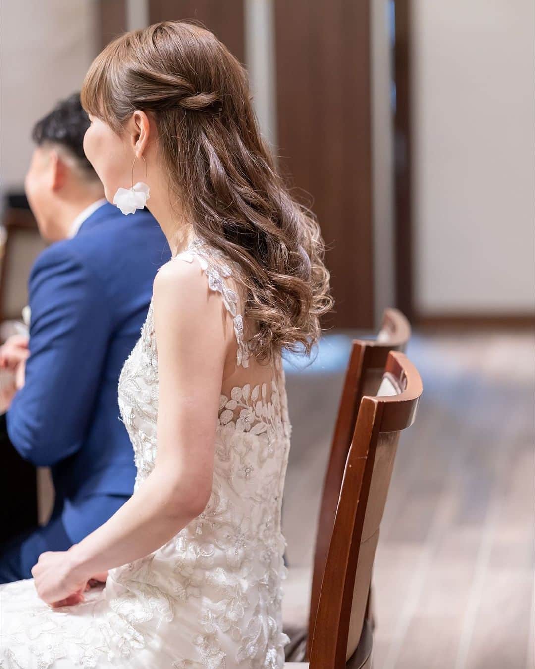 のインスタグラム：「. 先輩花嫁さまのお色直し before/after をご紹介💄  ラインが美しいマーメイドドレスには ハーフツインをフラワーモチーフのピアスを🌸 お色直しは白無垢にアップヘアを合わせて🤍  ------------------ . 『#ラソールガーデン名古屋』で検索！ @lazor_garden_nagoya のフォロー お待ちしております＊ . #スタイルズ花嫁 #ラソール花嫁 #ブライダルハウスtutu #ラソ組 #marryxoxo #DRESSY花嫁 #披露宴レポ #名古屋駅 #名駅 #名古屋 #結婚式当日レポ #挙式レポ #名古屋花嫁 #ブーケ #結婚式会場 #披露宴会場 #結婚式写真 #披露宴演出 #シェアーズヘアメイク #ハーフツイン #和装 #白無垢 #和婚 #花嫁コーディネート」