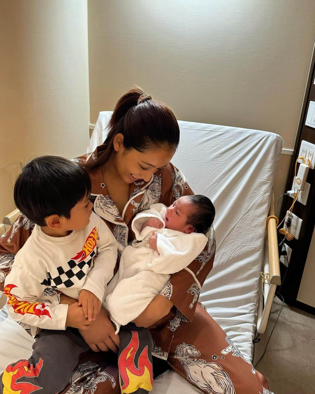 木佐貫まやのインスタグラム：「あっという間に入院生活も終わり 母子共に無事退院🕊️  初めての兄弟のご対面は、 それはそれは可愛くて可愛くて 本当に一生忘れない瞬間だなって🤍  これから2人はどんな風に成長していくのかなあ すごくすごく楽しみ😊✨✨  入院中は本当にゆっくりできた。 1人目の時にいらっしゃった先生、助産師さんも　 いらっしゃって本当に心強かったです💕」