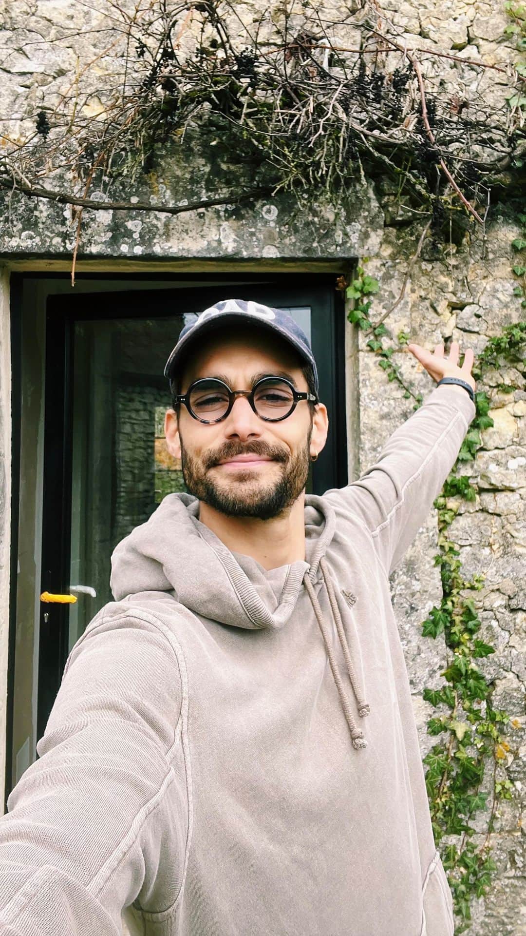 NICOLAS SIMOESのインスタグラム：「Our dream house is almost ready 😍 Fixing doors, painting the walls, building the kitchen… Putting the furnitures is getting close 🥺 @maisonnicoline #maisonnicoline」