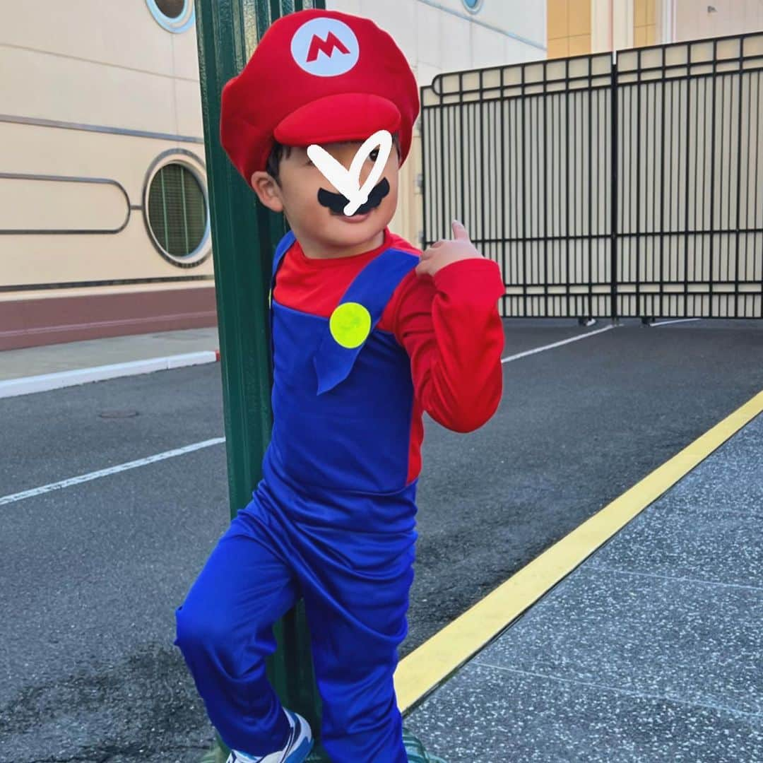 山内一世さんのインスタグラム写真 - (山内一世Instagram)「HAPPY HALLOWEEN👻 今年はMARIO BROS.❤️👑💚🍄 推したちのため、休日早朝ユニバへ😪  とはいえ誰よりも一番うれしたのし、幸せな わたしたちなのでした🤍  そしてお誕生日、おめでとう @osa.1987 ちゃん🎂🫶  @akichan20  @yumie_」10月30日 17時16分 - zu_meer