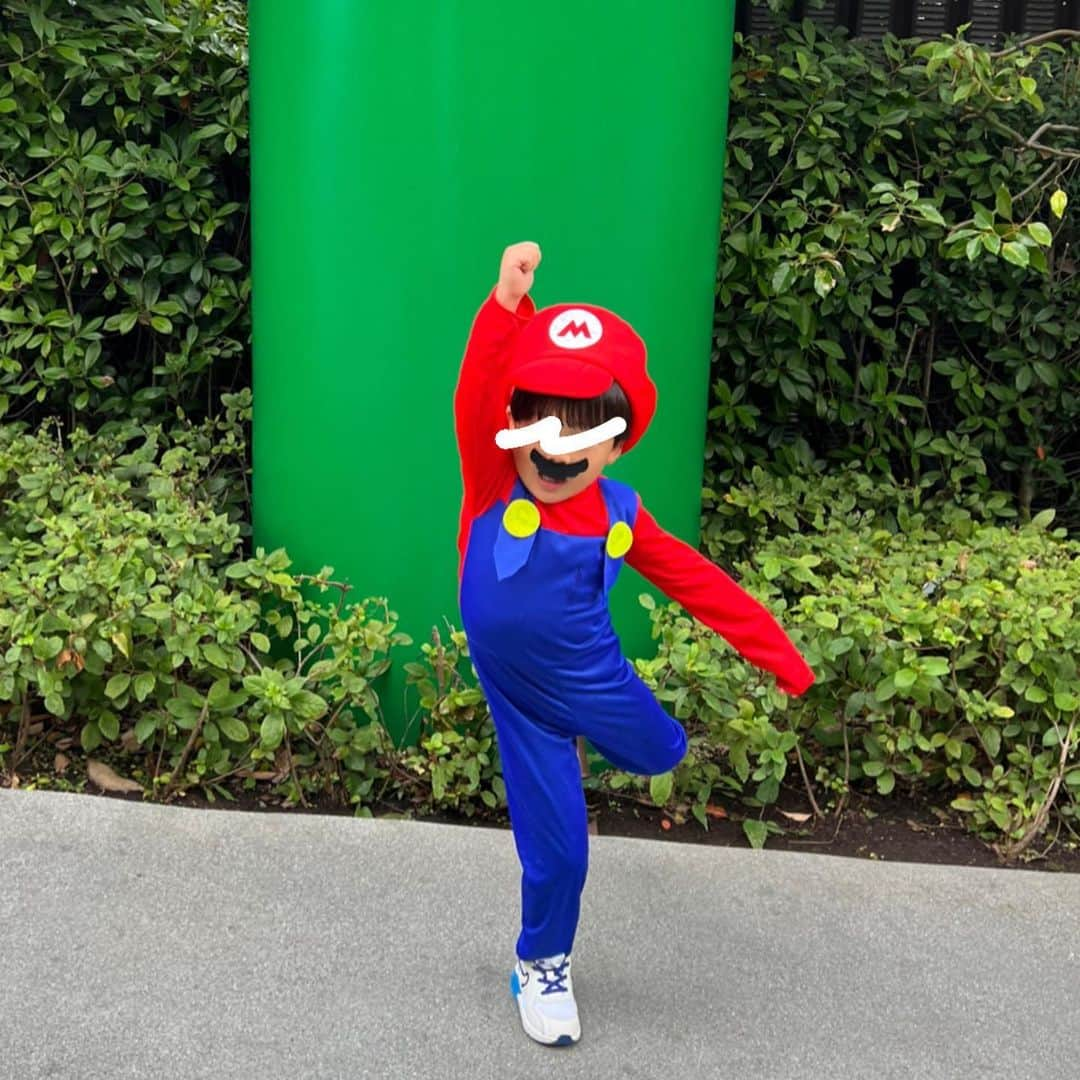 山内一世さんのインスタグラム写真 - (山内一世Instagram)「HAPPY HALLOWEEN👻 今年はMARIO BROS.❤️👑💚🍄 推したちのため、休日早朝ユニバへ😪  とはいえ誰よりも一番うれしたのし、幸せな わたしたちなのでした🤍  そしてお誕生日、おめでとう @osa.1987 ちゃん🎂🫶  @akichan20  @yumie_」10月30日 17時16分 - zu_meer