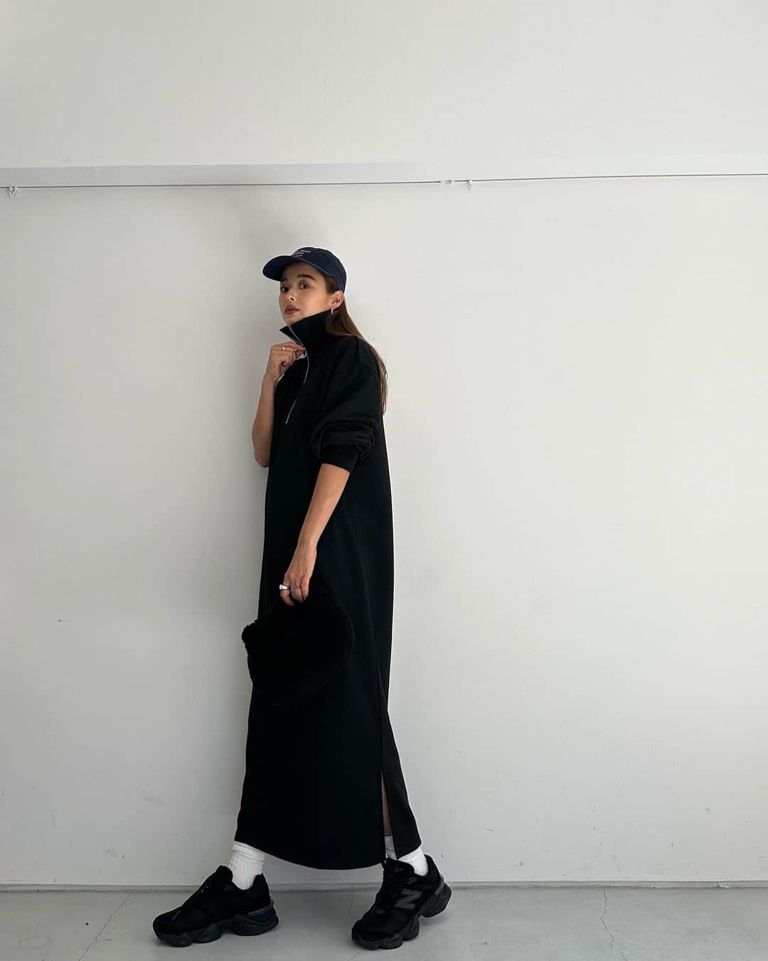 佐野真依子のインスタグラム：「Today'sCoordinate❤︎ 楽ちんスウェットのハーフZIPワンピースに キャップ&スニーカーでラフコーデ✔️ 1枚で決まるハーフジップワンピは1枚あるととにかく便利なITEM✔️ フロントジップの開け具合とか 合わせるインナーによって印象を変えられるから着回しも抜群🪄 リラックスした着心地だから 子連れのときやマタニティにもオススメです✨ キャップはお気に入りのロゴキャップネイビー✔️ BAGは最近大活躍のもこもこバック❤︎ スニーカーは @newbalance 9060です👟 ◾️Half Zip Sweat Dress ￥11,000 ◾️Pack your trunc CAP ¥6,050 ◾️MOKOMOKO Boa Round Bag ￥6,050 #trunc88  @trunc88_official」