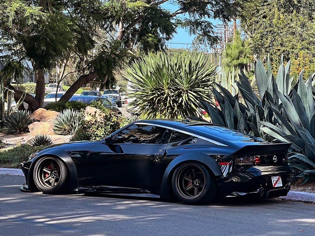 Wataru Katoのインスタグラム：「LB WORKS NISSAN Fairlady Z RZ34 (400Z) in USA 🇺🇸  @throtl x @motegiracing x @thehoonigans !! It’s like real Japanese old style !! Unveiling it at #semashow 2023 🇺🇸!! Stay tune until you will see real one at SEMA Show !! Special thanks to  @libertywalk.usa & @ltmw & @throtl & @wheelpros & @motegiracing & @thehoonigans & @mrk.rcnl !! https://youtu.be/2qjPOMNEnoI」