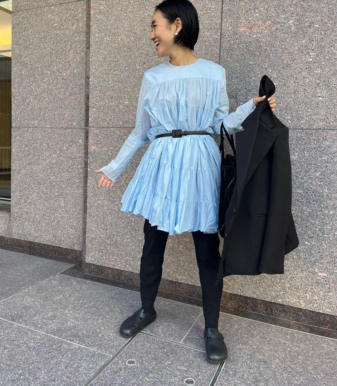 のインスタグラム：「today's... #ootd  #akcloset   今年はベルトしてシルエットを少し変えて着ます♡」