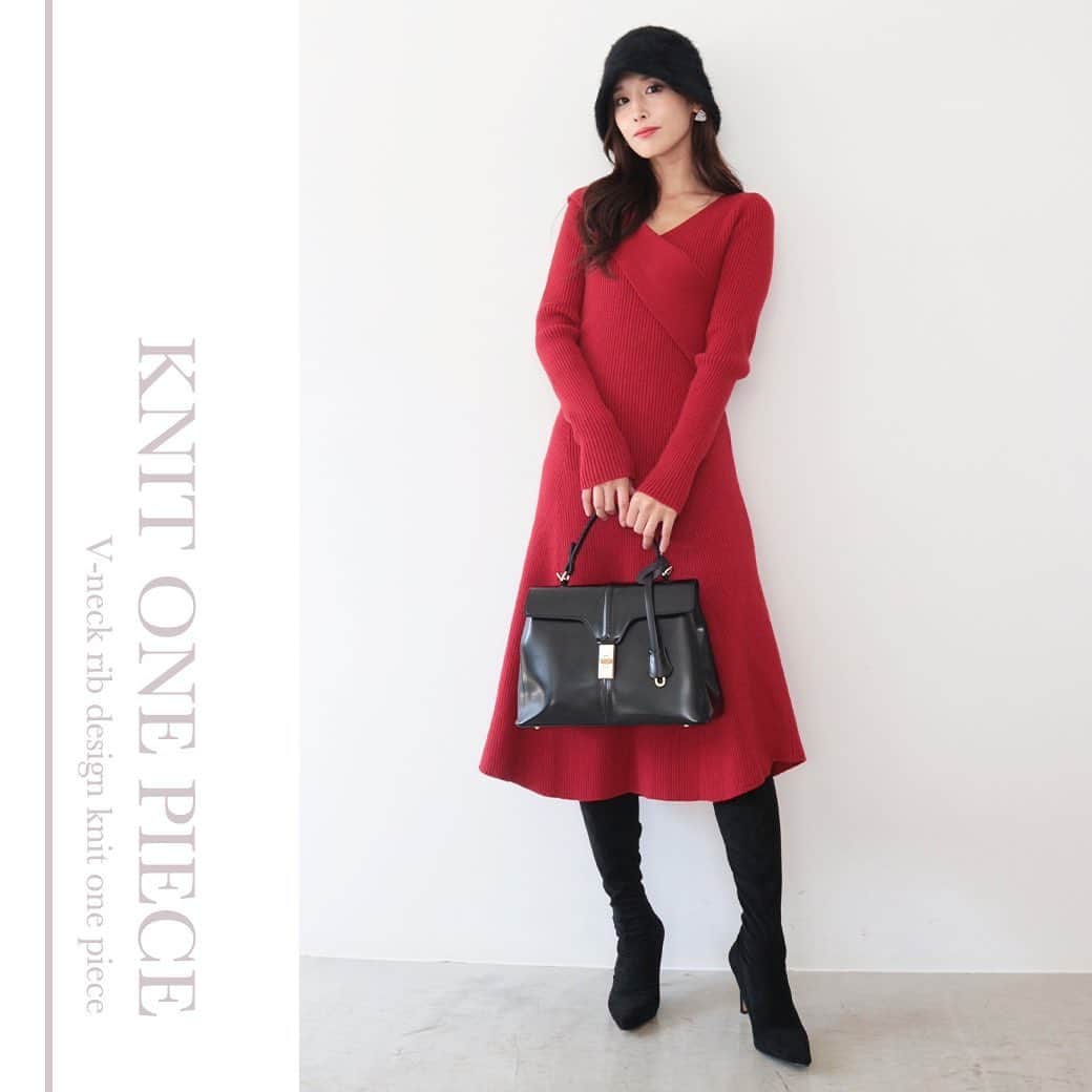 デュラスアンビエントのインスタグラム：「#vネックリブデザインニットワンピース  <Off white, Red, Gray, Black>  レディなムードを纏う、冬のニットワンピース。  身体にフィットする細身から、裾に向かって広がるフィット＆フレアシルエット。  やや高めの位置からフレアに切り替えることで、脚長効果を発揮し、長過ぎない膝下丈で品のいい淑女な印象を与えます。  前後Vネック仕様で顔まわりをスッキリと見せ、肩から斜めにはしるディティールが女性らしくみせるポイント。 ＿＿＿＿＿＿＿＿＿＿＿ ✔︎ @ambient_styling #AMBIENT #ambient_official #ambientstyle #アンビエント #ニットワンピース #ワンピース #秋ワンピース」