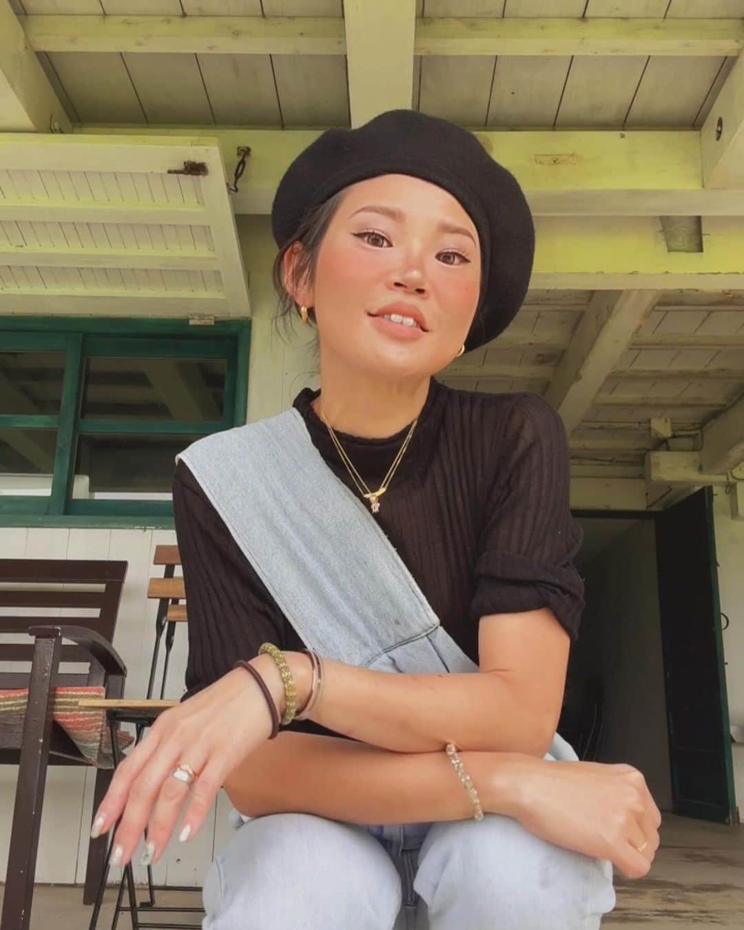 のインスタグラム：「今日はベレー帽花澤👻👻👻🩵 アフロヘアーの方が暖かいなぁ🪮笑 写ってないけど、デニムスリングにしっかりアトリさんも入ってます🐶❤️ #ootd #秋コーデ #シアーニット #今日のコーデ #ベレー帽 #帽子 #石垣島 #ishigaki #コーデ #デニムコーデ」