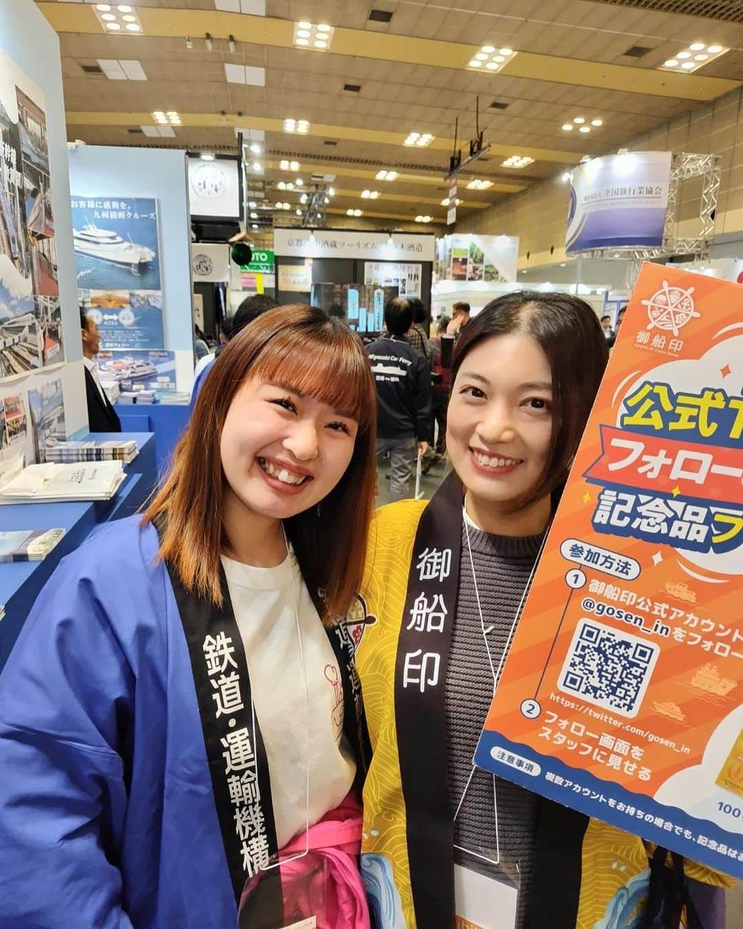小林希のインスタグラム：「ハッピーハロウィン🎃 昨日まで、大阪で開催していたツーリズムEXPO2023で、御船印のPRをさせていただきました🚢　 現在で、113社が参加する船の御朱印。 だいぶ、だいぶ、船会社さんに詳しくなったわ🫡  毎度イベントでは国交省ブースに混ぜてもらいまして、 すっかりみなさんと顔馴染みに🙌 そのなか、初めてお会いしたまりなるちゃん🧡 鉄道•運輸機構（JRTT）のアイドルで、JRTTさんのYouTubeでも大活躍です。 ぜひ見てください🙏  あと、3枚目の写真はマリックスラインの船長さん🚢 直々に船旅の魅力をお話していました。  #船旅 #ツーリズムexpoジャパン2023  #海があるから  #御船印」