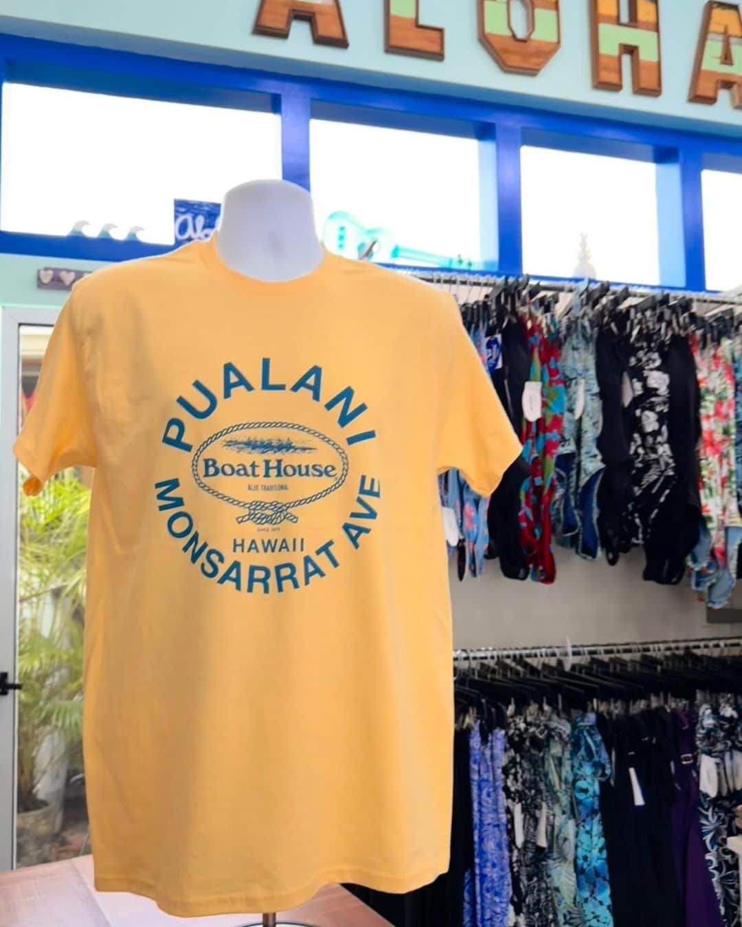 Pualani Hawaii Beachwearさんのインスタグラム写真 - (Pualani Hawaii BeachwearInstagram)「コラボ製品のご紹介🌺【ロゴ・コラボ T】  ボートハウスxプアラニ・ハワイ・ビーチウェアのシックなコラボロゴTシャツ 42ドル  ボートハウスファンにはたまらない、ブランドロゴ入りのTシャツです。  カラーはイエロー・コーラル・ブルー・グレー・ホワイト（ホワイトはロゴがライトブルーとネイビーの2種類あり）の6種類。  男女問わず着用できるシンプルな形です（プリントはフロントのみのデザイン） 100%コットン素材で着心地抜群。  ■発売日　2023年11月1日（水） ■販売価格　42ドル ■サイズ　S・M・L・XL（男女兼用） ■販売店舗　プアラニ・ハワイ・ビーチウェア（モンサラット店） ■販売サイト　pualanibeachwear.com（日本への発送可能）  送料は通常通りお買い上げ金額が300ドルまで一律35ドルとさせていただくことになりました。 Tシャツが一枚のみであれば20ドルでお送り可能ですが大変割高です。割高でも構わないから一枚だけの発送をご希望という方はご購入前にこちらまでご連絡ください。contact@pualanibeachwear.com  ※製品情報・コラボ企画に関する詳細は、@pualani_monsarrat InstagramプロフィールURLにございます。 ※12月8日(金)10:00〜13:00には、株式会社ジョイマーク・デザインの代表取締役、下⼭好誼さんが来店されるお披露目イベントも開催予定です。イベント詳細は随時プアラニモンサラット店公式Instagram・Facebookにてお知らせいたします。  #ハワイ限定 #hawaii #ハワイ #ハワイ旅行 #ハワイ土産 #ハワイ好きな人と繋がりたい #ハワイ購入品 #ハワイ好き #ハワイ暮らし #ハワイ情報 #ハワイお土産 #aloha #ハワイ旅 #ハワイ限定品 #ハワイショッピング#モンサラット#プアラニハワイ#ボートハウス#キャプテンサンタ#モンサラットアベニュー#プアラニハワイビーチウェア」10月30日 17時20分 - pualani_monsarrat