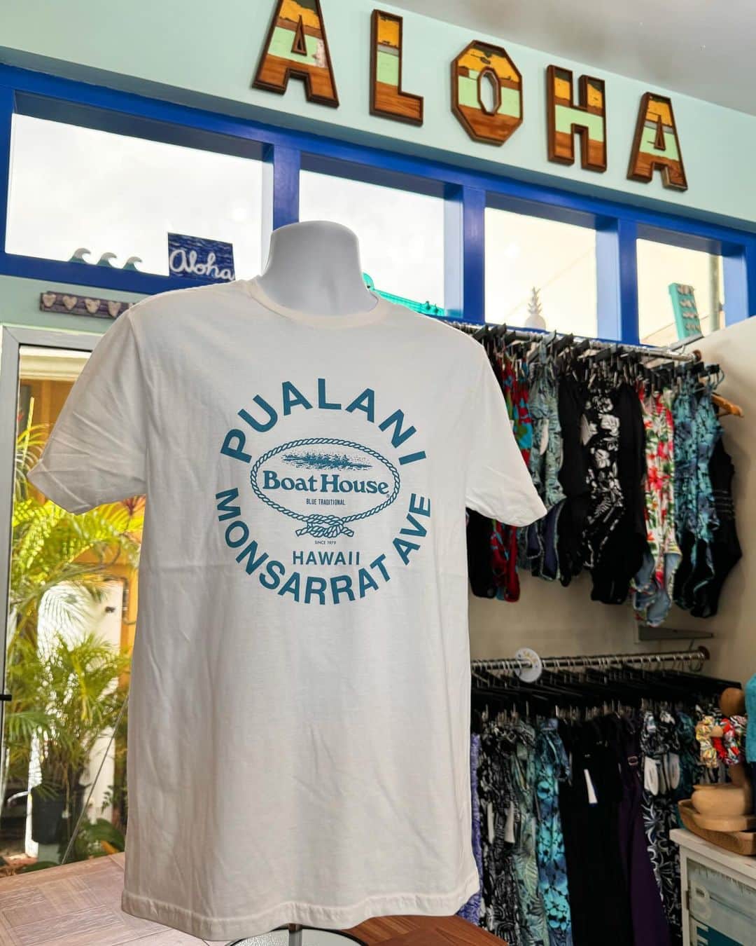 Pualani Hawaii Beachwearのインスタグラム：「コラボ製品のご紹介🌺【ロゴ・コラボ T】  ボートハウスxプアラニ・ハワイ・ビーチウェアのシックなコラボロゴTシャツ 42ドル  ボートハウスファンにはたまらない、ブランドロゴ入りのTシャツです。  カラーはイエロー・コーラル・ブルー・グレー・ホワイト（ホワイトはロゴがライトブルーとネイビーの2種類あり）の6種類。  男女問わず着用できるシンプルな形です（プリントはフロントのみのデザイン） 100%コットン素材で着心地抜群。  ■発売日　2023年11月1日（水） ■販売価格　42ドル ■サイズ　S・M・L・XL（男女兼用） ■販売店舗　プアラニ・ハワイ・ビーチウェア（モンサラット店） ■販売サイト　pualanibeachwear.com（日本への発送可能）  送料は通常通りお買い上げ金額が300ドルまで一律35ドルとさせていただくことになりました。 Tシャツが一枚のみであれば20ドルでお送り可能ですが大変割高です。割高でも構わないから一枚だけの発送をご希望という方はご購入前にこちらまでご連絡ください。contact@pualanibeachwear.com  ※製品情報・コラボ企画に関する詳細は、@pualani_monsarrat InstagramプロフィールURLにございます。 ※12月8日(金)10:00〜13:00には、株式会社ジョイマーク・デザインの代表取締役、下⼭好誼さんが来店されるお披露目イベントも開催予定です。イベント詳細は随時プアラニモンサラット店公式Instagram・Facebookにてお知らせいたします。  #ハワイ限定 #hawaii #ハワイ #ハワイ旅行 #ハワイ土産 #ハワイ好きな人と繋がりたい #ハワイ購入品 #ハワイ好き #ハワイ暮らし #ハワイ情報 #ハワイお土産 #aloha #ハワイ旅 #ハワイ限定品 #ハワイショッピング#モンサラット#プアラニハワイ#ボートハウス#キャプテンサンタ#モンサラットアベニュー#プアラニハワイビーチウェア」