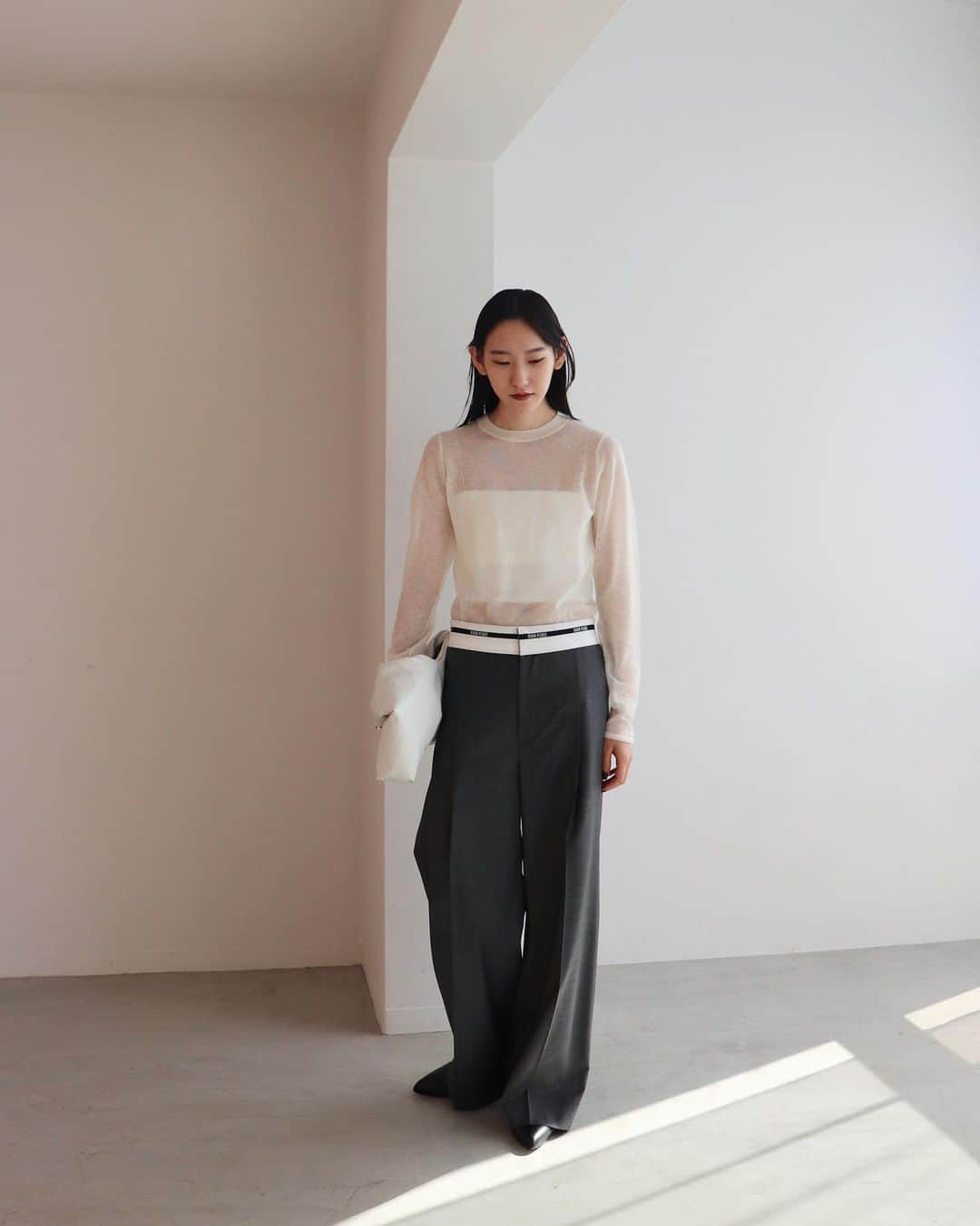 plageさんのインスタグラム写真 - (plageInstagram)「R’IAM-PLAGE 2023AW 11/4sat.ON SALE ⁡ ⁡ ・R’IAM モヘヤ シアープルオーバー No.23080922605040 ¥18,700 col:ホワイト/ブラック/グレー size:free ⁡ ・R’IAM LOGO Trousers パンツ No.23030922311040 ¥27,500 col:ベージュ/グレー size:34/36/38 ⁡  ※店舗11/4(土)発売予定 ※web予約販売中  ⁡ ⁡ #Plage #プラージュ #baycrews #ベイクルーズ #fashion #ファッション #coordinate #コーディネート #RIAMPLAGE」10月30日 17時31分 - plage_jp