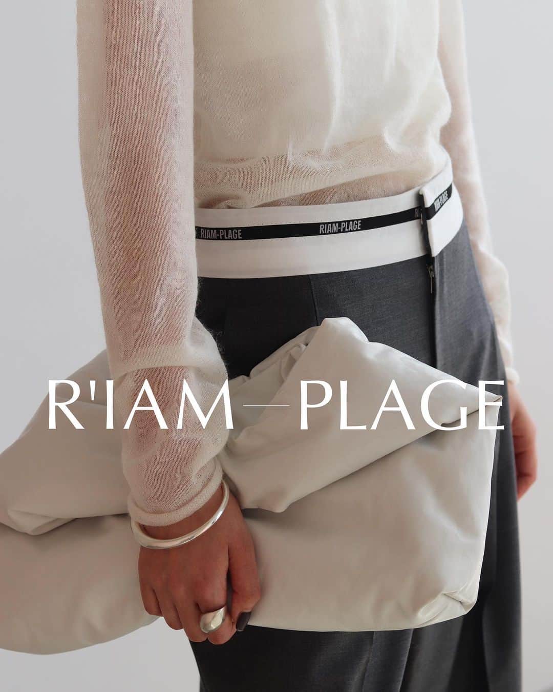 plageのインスタグラム：「R’IAM-PLAGE 2023AW 11/4sat.ON SALE ⁡ ⁡ ・R’IAM モヘヤ シアープルオーバー No.23080922605040 ¥18,700 col:ホワイト/ブラック/グレー size:free ⁡ ・R’IAM LOGO Trousers パンツ No.23030922311040 ¥27,500 col:ベージュ/グレー size:34/36/38 ⁡  ※店舗11/4(土)発売予定 ※web予約販売中  ⁡ ⁡ #Plage #プラージュ #baycrews #ベイクルーズ #fashion #ファッション #coordinate #コーディネート #RIAMPLAGE」