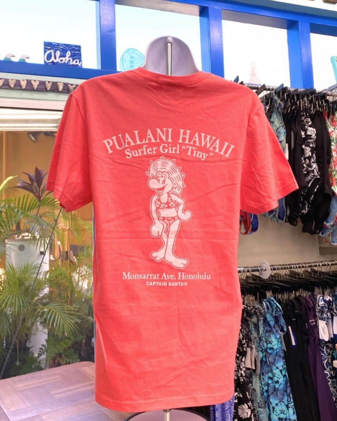 Pualani Hawaii Beachwearのインスタグラム：「コラボ製品のご紹介【サーファーガール・ティニー】  プアラニ・ハワイ・ビーチウェアの水着を着て元気いっぱいのサーファーガール、ティニーのバックプリントデザイン。  ハイビスカスプリントのビキニを着てココナッツハットをかぶり、すっかりロコガールなティニー。  表の胸元左上には、「キャプテンサンタxプアラニ・ハワイ・ビーチウェア」のオリジナルロゴがプリントされています。 着るだけでハワイの気分になれるTシャツですよ〜。  カラーはイエロー・コーラル・ブルー・グレー・ホワイトの5種類  男女問わず着用できるシンプルな形。 100%コットン素材で着心地抜群です。  ■発売日　2023年11月1日（水） ■販売価格　42ドル ■サイズ　S・M・L・XL（男女兼用） ■販売店舗　プアラニ・ハワイ・ビーチウェア（モンサラット店） ■販売サイト　pualanibeachwear.com（日本への発送可能）  送料は通常通りお買い上げ金額が300ドルまで一律35ドルとさせていただくことになりました。 Tシャツが一枚のみであれば20ドルでお送り可能ですが大変割高です。割高でも構わないから一枚だけの発送をご希望という方はご購入前にこちらまでご連絡ください。contact@pualanibeachwear.com  ※製品情報・コラボ企画に関する詳細は、@pualani_monsarrat InstagramプロフィールURLにございます。 ※12月8日(金)10:00〜13:00には、株式会社ジョイマーク・デザインの代表取締役、下⼭好誼さんが来店されるお披露目イベントも開催予定です。イベント詳細は随時プアラニモンサラット店公式Instagram・Facebookにてお知らせいたします。  #ハワイ限定 #hawaii #ハワイ #ハワイ旅行 #ハワイ土産 #ハワイ好きな人と繋がりたい #ハワイ購入品 #ハワイ好き #ハワイ暮らし #ハワイ情報 #ハワイお土産 #aloha #ハワイ旅 #ハワイ限定品 #ハワイショッピング#モンサラット#プアラニハワイ#ボートハウス#キャプテンサンタ#モンサラットアベニュー#プアラニハワイビーチウェア」