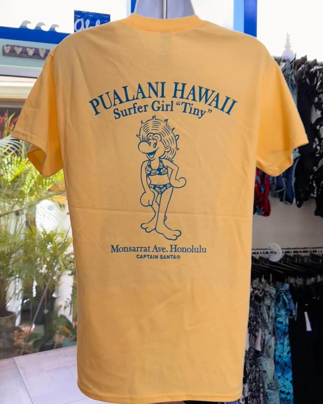 Pualani Hawaii Beachwearさんのインスタグラム写真 - (Pualani Hawaii BeachwearInstagram)「コラボ製品のご紹介【サーファーガール・ティニー】  プアラニ・ハワイ・ビーチウェアの水着を着て元気いっぱいのサーファーガール、ティニーのバックプリントデザイン。  ハイビスカスプリントのビキニを着てココナッツハットをかぶり、すっかりロコガールなティニー。  表の胸元左上には、「キャプテンサンタxプアラニ・ハワイ・ビーチウェア」のオリジナルロゴがプリントされています。 着るだけでハワイの気分になれるTシャツですよ〜。  カラーはイエロー・コーラル・ブルー・グレー・ホワイトの5種類  男女問わず着用できるシンプルな形。 100%コットン素材で着心地抜群です。  ■発売日　2023年11月1日（水） ■販売価格　42ドル ■サイズ　S・M・L・XL（男女兼用） ■販売店舗　プアラニ・ハワイ・ビーチウェア（モンサラット店） ■販売サイト　pualanibeachwear.com（日本への発送可能）  送料は通常通りお買い上げ金額が300ドルまで一律35ドルとさせていただくことになりました。 Tシャツが一枚のみであれば20ドルでお送り可能ですが大変割高です。割高でも構わないから一枚だけの発送をご希望という方はご購入前にこちらまでご連絡ください。contact@pualanibeachwear.com  ※製品情報・コラボ企画に関する詳細は、@pualani_monsarrat InstagramプロフィールURLにございます。 ※12月8日(金)10:00〜13:00には、株式会社ジョイマーク・デザインの代表取締役、下⼭好誼さんが来店されるお披露目イベントも開催予定です。イベント詳細は随時プアラニモンサラット店公式Instagram・Facebookにてお知らせいたします。  #ハワイ限定 #hawaii #ハワイ #ハワイ旅行 #ハワイ土産 #ハワイ好きな人と繋がりたい #ハワイ購入品 #ハワイ好き #ハワイ暮らし #ハワイ情報 #ハワイお土産 #aloha #ハワイ旅 #ハワイ限定品 #ハワイショッピング#モンサラット#プアラニハワイ#ボートハウス#キャプテンサンタ#モンサラットアベニュー#プアラニハワイビーチウェア」10月30日 17時23分 - pualani_monsarrat