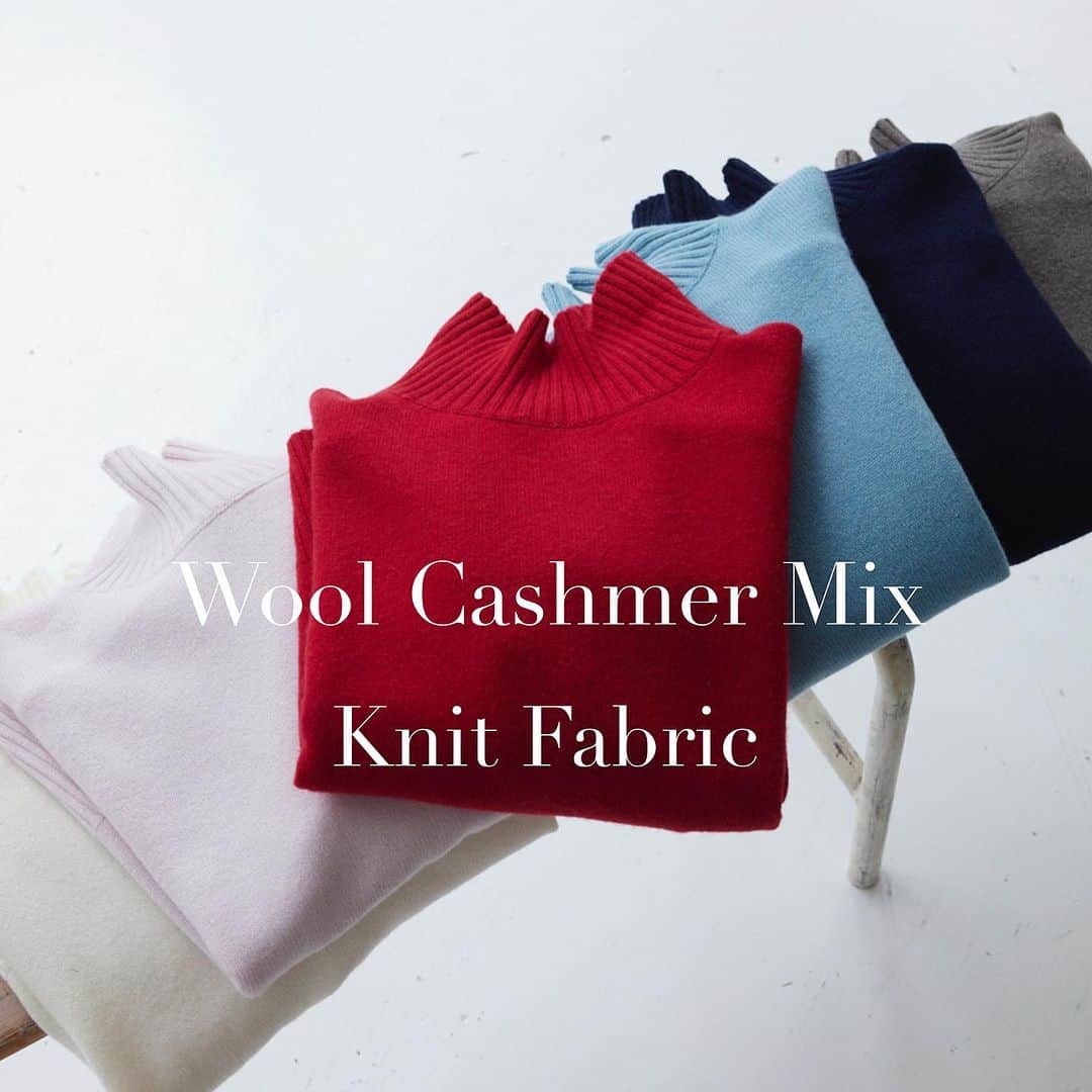 kumikyokuさんのインスタグラム写真 - (kumikyokuInstagram)「- 【Wool Cashmer Mix】 カシミヤとウールの質の良さと 上品さを纏った 大人が着映える「きれい色」ニット  上質なカシミヤだけを選別した特別なウールカシミヤ糸です。ウールはオーストラリア産の中でもトップレベルの繊細さをもつエクストラファインウールで、セミ梳毛と紡毛という２種類の糸を撚糸することにより、保温性が高く、とても軽くソフトでふくらみのある風合いに仕上げています。上質な糸だからこそ表現できる上品な発色のカラーも魅力。  Web限定のシルバーグレーとローズピンクを合わせた8色を展開。きっと、お好みのカラーが見つかるはずです。  繊細で綺麗な編地の表情。 暖かみはありながらもやわらかな光沢感がさらにスペシャルなニットです。  -  実は、ちょっとだけ無理をして高い糸を使ってます。笑 買いやすい値段にしたくて、通常よりも長い時間をかけて生産し、編み立てを依頼している工場さんと沢山の打ち合わせとお力添えをいただき、何とか皆さまにお届けできました！ (穏やかなお父様としっかり者の娘さんが切り盛りされている、アットホームでありながらもしっかりとした素敵な工場さんです。)  ぜひ、今年の冬の推しの1枚に、(来年以降はワードローブのレギュラーとして)選んでいただけたら嬉しいです。  -  #kumikyoku #組曲#オンワード #オンワードクローゼット #23aw #冬コーデ  #ニット #ニットコーデ #カシミヤ#ウール #カラー #カラーニット #カラーニットコーデ  -」10月30日 17時23分 - kumikyoku_jp