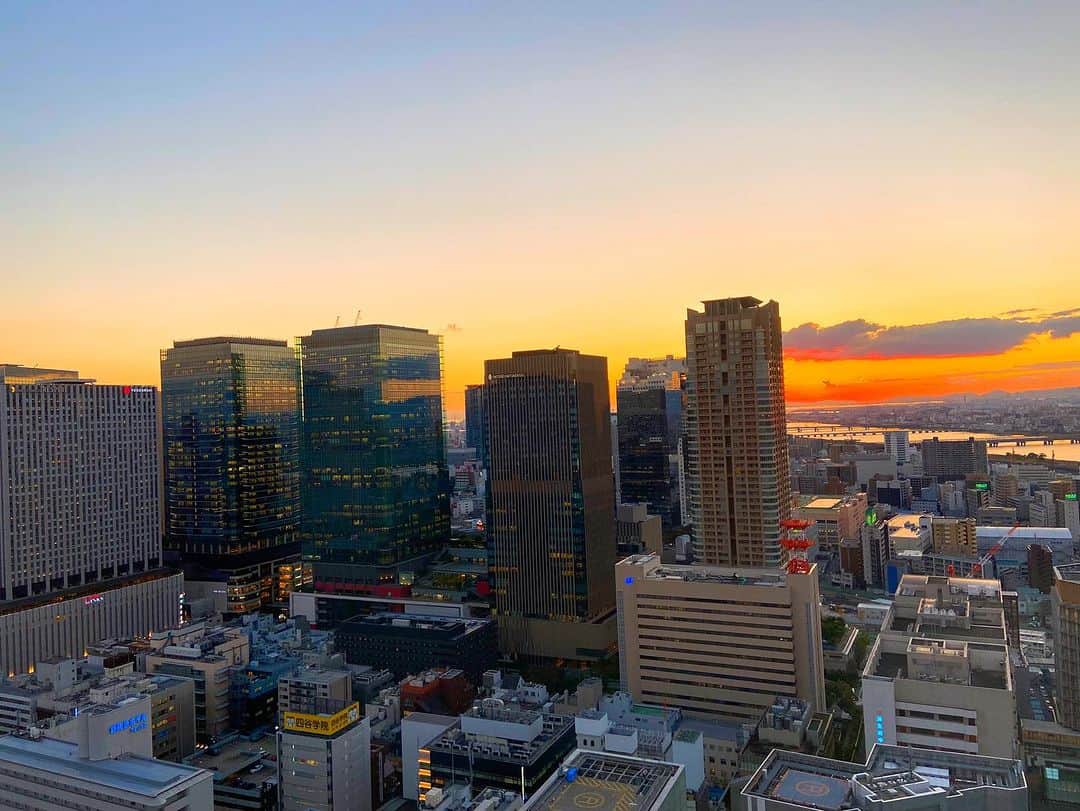 のインスタグラム：「大阪ラスト夕日  明日 #アナスタシア 大千穐楽 13時〜 楽しみましょう 感謝 #マルシア」