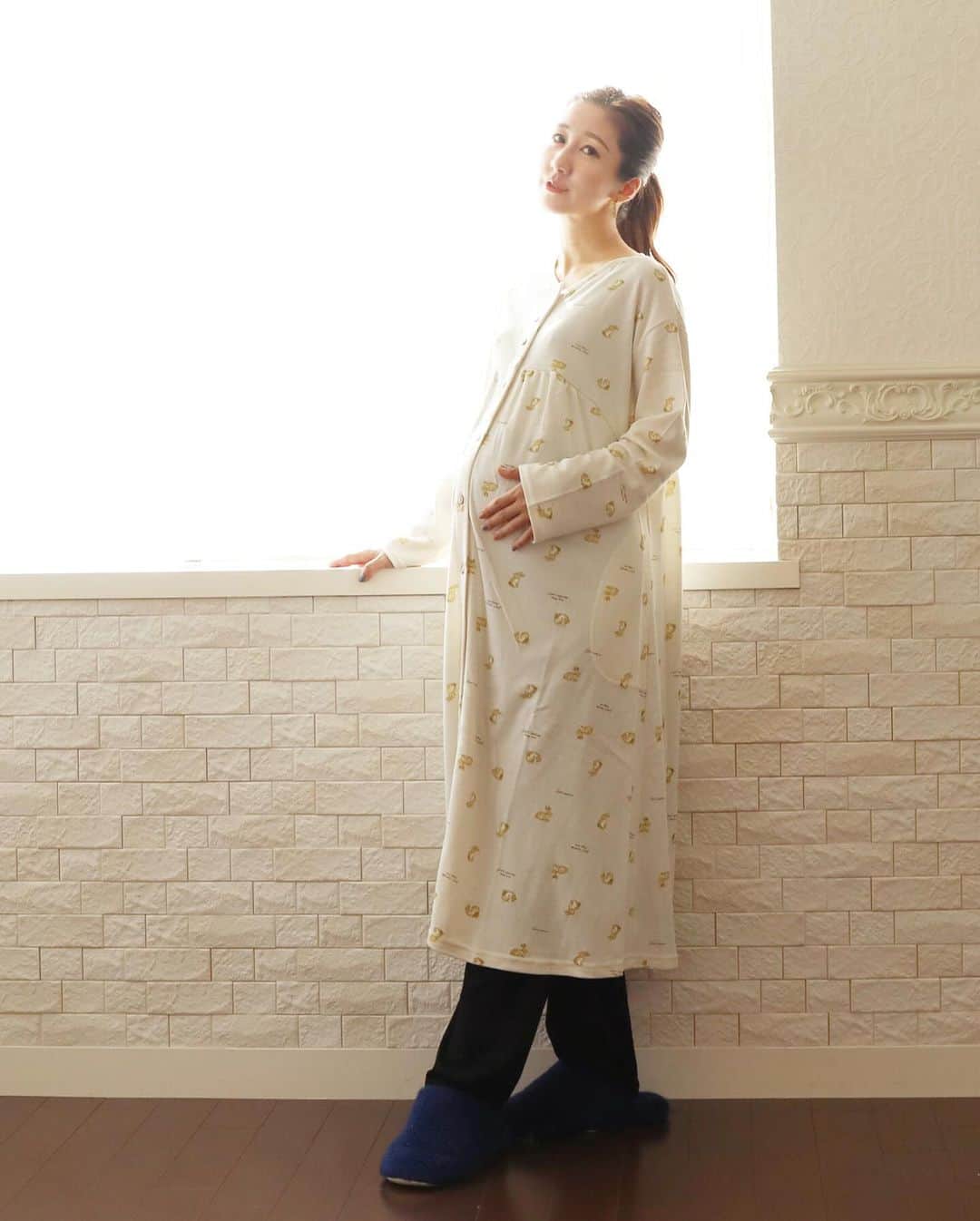授乳服とマタニティ服ミルクティーのインスタグラム：「愛らしいうさぎプリントのパジャマで リラックスタイムを過ごす🐰✨  産前産後の時期をゆったりと過ごせる、快適な素材とデザインを採用したワンピース丈のパジャマです。  ふんわりやわらかいスムース生地が、マタニティ期のママのお腹を優しく包み、バストで切り替え、裾に向かってふんわり広がるシルエットに仕上げています✨  フロントはスナップボタン仕様で入院準備パジャマとしても最適👌✨  レギンスパンツはゴムアジャスター付きでお腹部分が調整できるので、妊娠初期～産後の戻りきらないお腹にも優しい着心地で楽ちんです🎵」