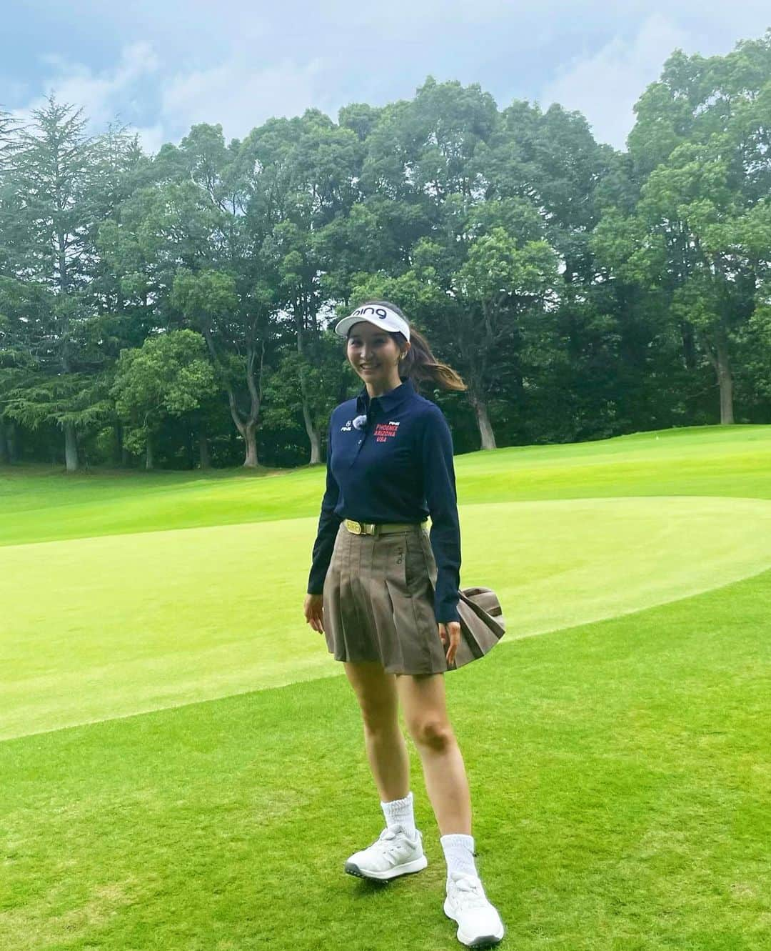 袴田彩会さんのインスタグラム写真 - (袴田彩会Instagram)「🏌️‍♀️ アップグレードゴルフの衣装がいつも可愛くて、 ロケは気持ちがとっても上がる🤗 この衣装も普段着ない感じでお気に入り♡  #pign #golf #ゴルフウェア  #マネージャーさんがスタイル良く撮ってくれた #脚長くみえるぜ」10月30日 17時25分 - ayae.ha