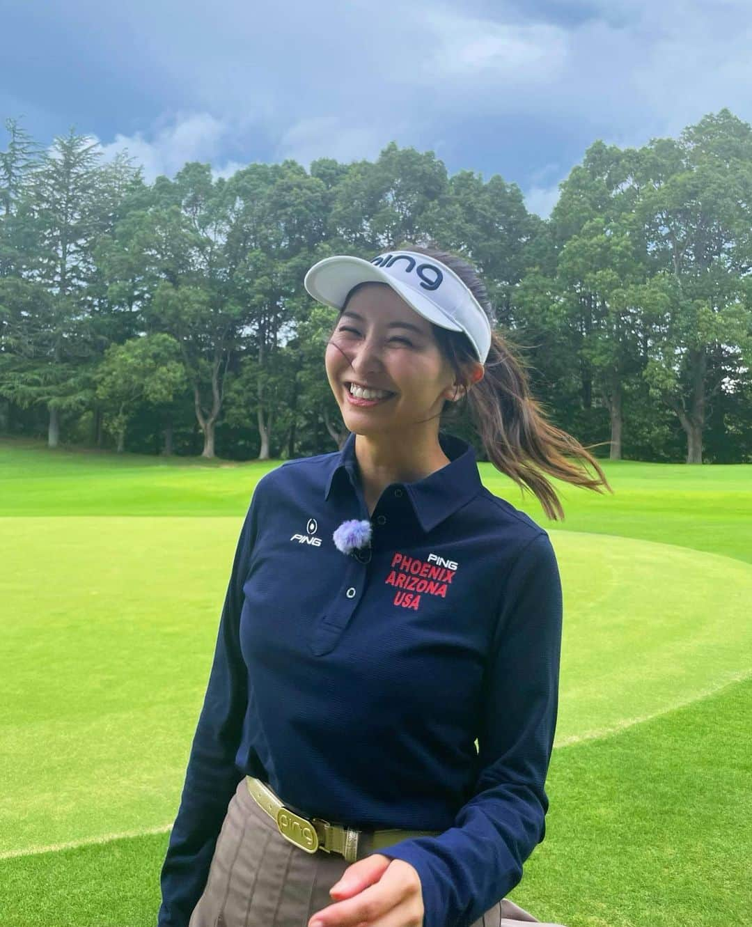 袴田彩会のインスタグラム：「🏌️‍♀️ アップグレードゴルフの衣装がいつも可愛くて、 ロケは気持ちがとっても上がる🤗 この衣装も普段着ない感じでお気に入り♡  #pign #golf #ゴルフウェア  #マネージャーさんがスタイル良く撮ってくれた #脚長くみえるぜ」