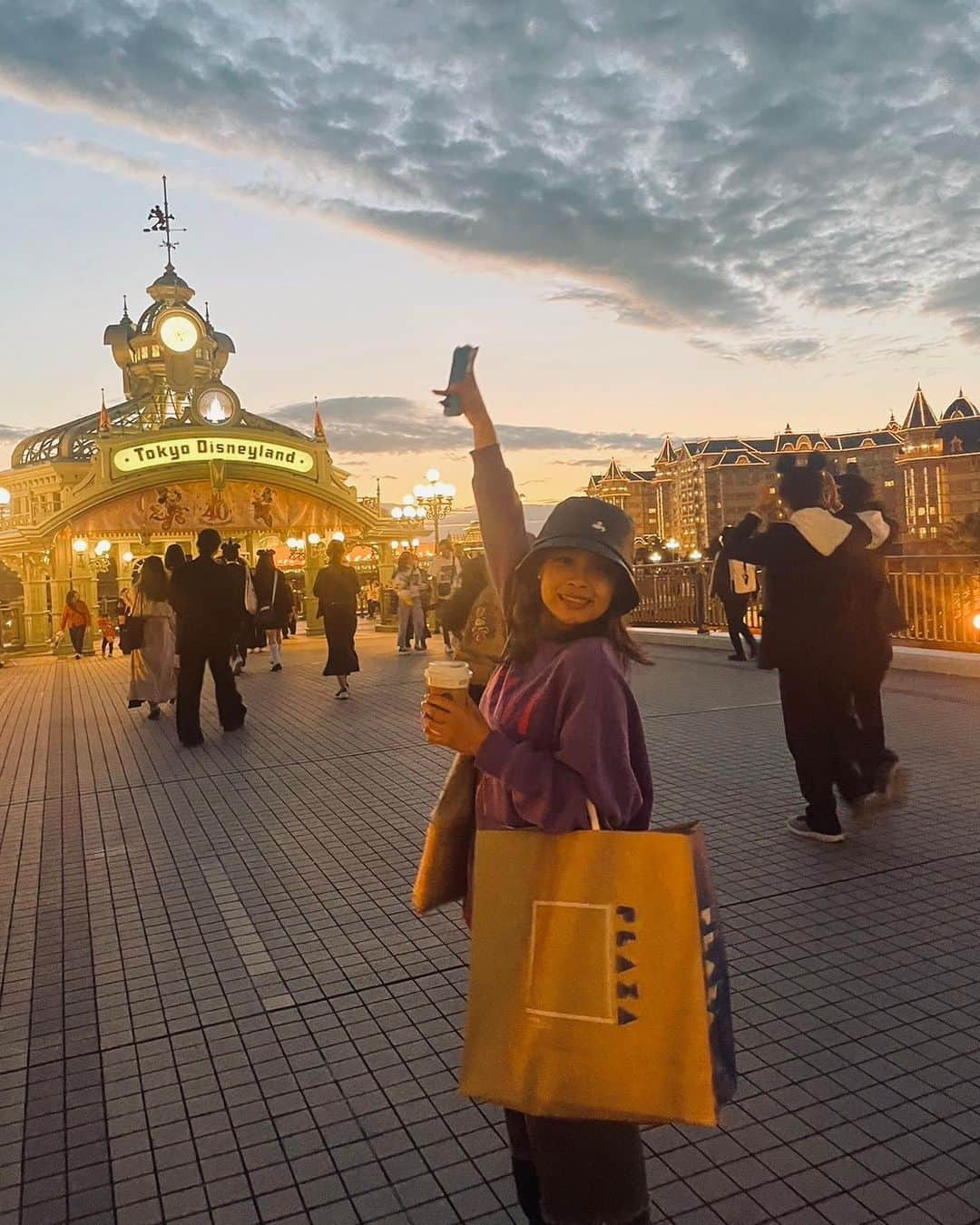 清水美依紗さんのインスタグラム写真 - (清水美依紗Instagram)「ディズニーランドの手前🐭 入ってはいない。笑🤭 夕日がとっても綺麗だったよ。 みんなディズニー最後にいつ行った？ #ディズニー #ディズニーリゾート #ディズニーランド #ディズニーシー #ディズニーハロウィン #イクスピアリ」10月30日 17時25分 - miisha3148