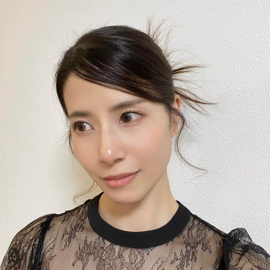 SAKURAのインスタグラム：「美容師さんに これはヘアセットじゃなくて工作ですね〜 と言われた #カチモリヘア 🛠️  . #カチモリ#カチモリヘアアレンジ#ピンピン#韓国ヘアアレンジ#ヘアセット#お呼ばれヘア#女の子ママ#ママコーデ#お呼ばれスタイル#까치머리#不安障害#パニック障害#hsp気質#ootd#오오티디」