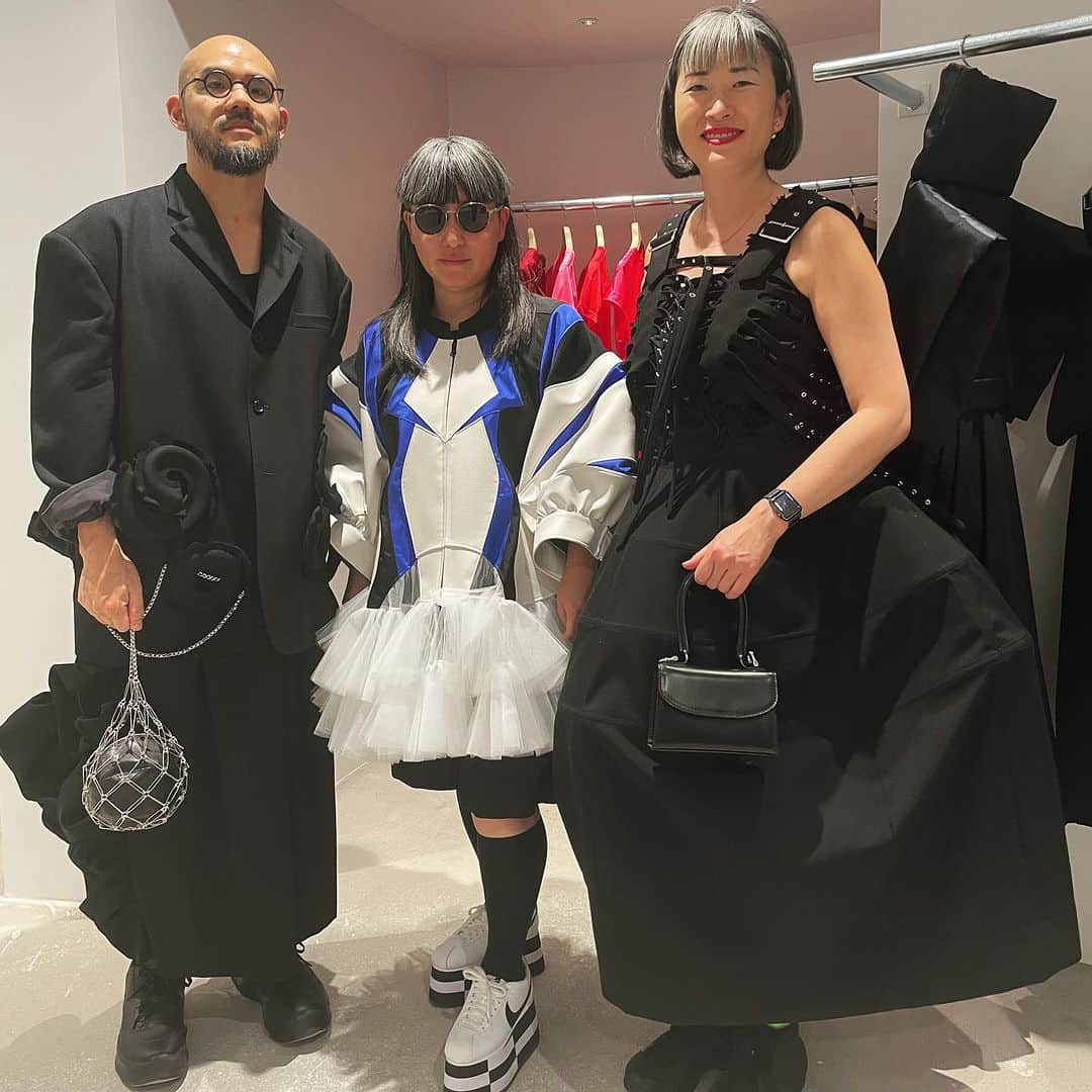 大森美希のインスタグラム：「Great to see you Angie & Wayne at the new Comme des Garçons Paris Store opening event at 56 Rue du Faubourg Saint-Honoré 75008   ストリートスナップの常連、アンジーとウェインにコムデギャルソンの新店舗オープン記念イベントで、ショールームに続きお会いすることが出来ました。  #commedesgarcons #paris #commedesgarçons #commedesgarconsaddiction #parisfashionweek  #pfw #peoplewearingcommedesgarcons #fashion #cdg #reikawakubo #junyawatanabe #streetstyle #strrtsnap #fashionweek   #パリコレ #コムデギャルソン #ファッションウィーク #パリ #ジュンヤワタナベ #川久保玲 #渡辺淳弥 #ファッション #パリファッションウィーク #ストリートスナップ」