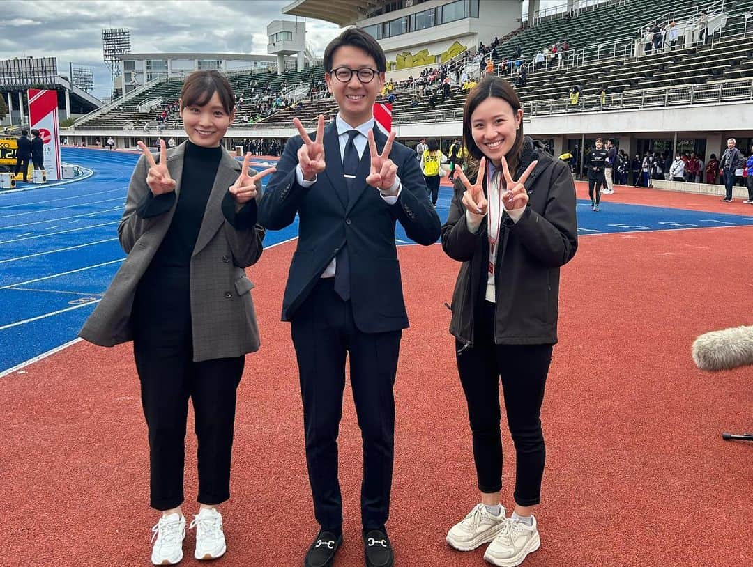 平松修造さんのインスタグラム写真 - (平松修造Instagram)「【第41回全日本大学女子駅伝】 仙台で毎年行われる女子駅伝🎽 今年も熱戦のレースが終わりました。 初めて2号車の実況を担当しました！ 移動中継車から見るランナー達の走る姿は やはり壮観で、まさに特等席です  いつも駅伝の実況をしていると、 あぁこの仕事がしたくて自分は日本テレビに エントリーシートを送ったんだなぁと 初心に戻ることができます。 不意に泣きそうにもなります笑笑  そして何よりも ミヤギテレビの皆さんと一丸で 中継に臨む雰囲気が大好きです☺️  完全に全日本ロスです、、、 また来年！実況出来ますように！  さぁ次は箱根駅伝！！！  #全日本大学女子駅伝 #全女 #駅伝 #ミヤギテレビ」10月30日 17時28分 - shuzohiramatsu_ntv