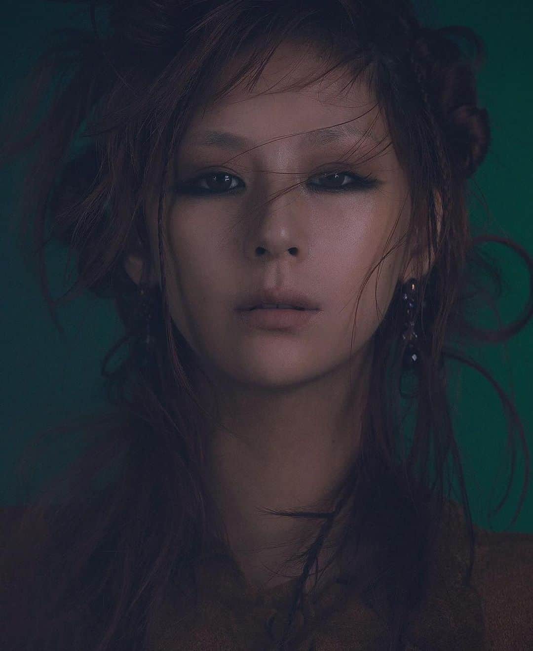 西内まりやのインスタグラム：「VOCE12月号 発売中！ @hiro.odagiri  @rxixkxux @kodaiphoto」