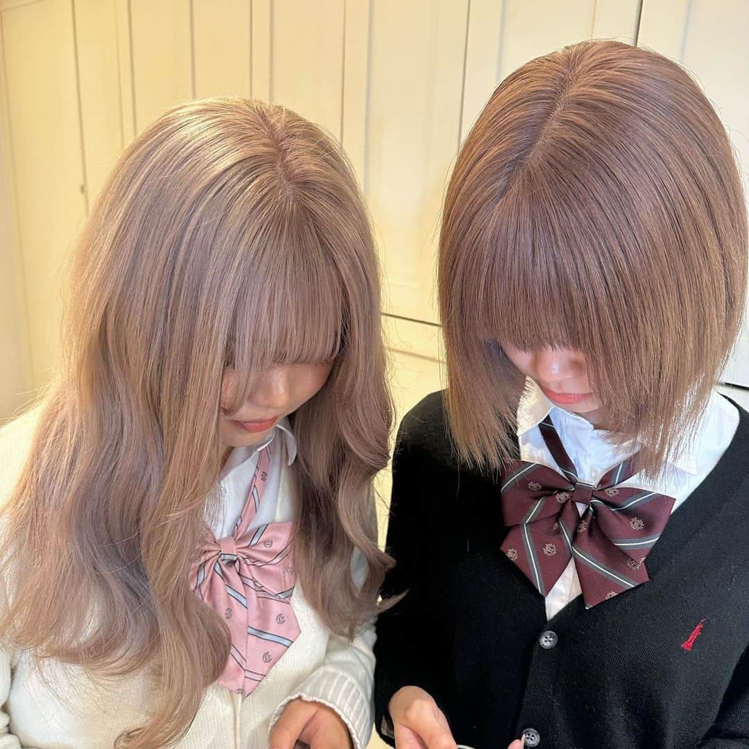 Beleza_official_instagramのインスタグラム：「ペア予約大人気です♡ 詳しくはdmまでご連絡下さい🌱 ・ 色落ちまで綺麗なカラー やわらかいカラー 一人ひとりに似合うカラー お任せください✊🌼🌟 ブリーチは誰に任せるかでダメージが 変わってきます！ ご予約はDMorホットペッパーから お願いします😉💕 Rei指名していただければ 絶対に可愛くします✊ belezaに来たことある方でもRei指名可能です😇 "また会いたい"と思わせます❗️ ・ わからないことがあればDMまでお願いします🤲  黒染め、縮毛履歴はハイブリーチメニューで ご予約ください🤲 記載のお時間より、ブリーチの抜け具合で お時間かかる場合がございます。 当日は長めに見ていただければ助かります。 お任せください♡♡」