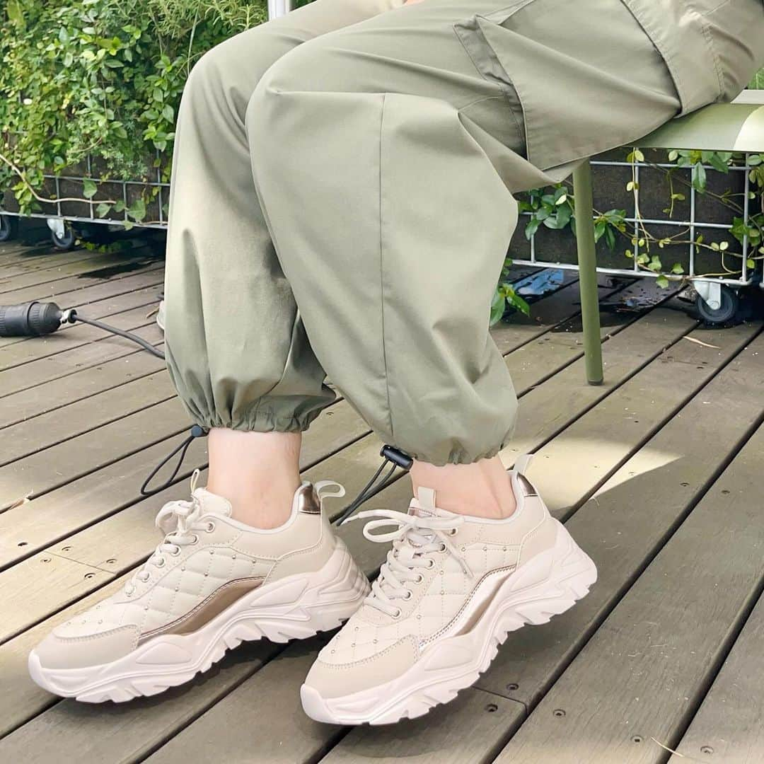 エスペランサ公式さんのインスタグラム写真 - (エスペランサ公式Instagram)「【 Sneakers Collection 】  (右)  P06-21010 ¥9,350(in tax)  切替えと共に絶妙な配色がポイントのスニーカーは、底材も配色で合わせ、ゴム底ならではの重厚感がある1足。 ベージュ系とグレー系で全く違った見え方のスニーカーで カジュアルにも抜きのファッションにも足元が主役になれます♪  (左) P06-21011 ¥9,350(in tax)  小粒のスタッズをあしらったキルティングのアッパーと メタリックカラーのコンビネーションがポイント！  フワっと柔らかい甘め系の服装にも相性の良いスニーカーです♡  #エスペランサ #スニーカー女子 #スニーカーコーディネート #スニーカーコーデ #スタッズスニーカー #キラキラスニーカー #キルティング好き #キルティングスニーカー  #新作スニーカー」10月30日 17時39分 - esperanza_official