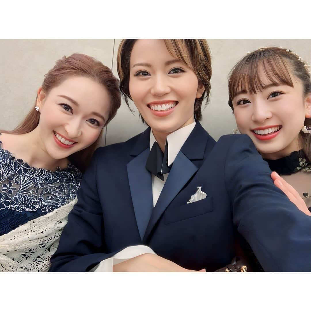 飛龍つかささんのインスタグラム写真 - (飛龍つかさInstagram)「皆さま、こんばんは🐉✨ ⁡ 先日、同期(98期生)の #紫咲樹れの (えりか！)の結婚式に出席して参りました❣️💍✨  大人になって初めて、挙式から参加する事ができました！ ご家族の方の涙とか、聖歌隊の皆さんのあまりにも素晴らしい歌声だとか、同期の花嫁姿とか、色々感極まって胸がいっぱいになりました。 本当に素敵な結婚式で、同期にも沢山会えたし、幸せを沢山頂いて参りました❣️  ドレスの色当てクイズは当てられなかったけど…(本当に悔しかった‼️)素敵過ぎるドレス姿でした👏🩵  えりか、結婚おめでとう‼️✨  #結婚式 #ウェディング #ウェディングドレス  #おめでとう！」10月30日 17時32分 - hiryu_tsukasa