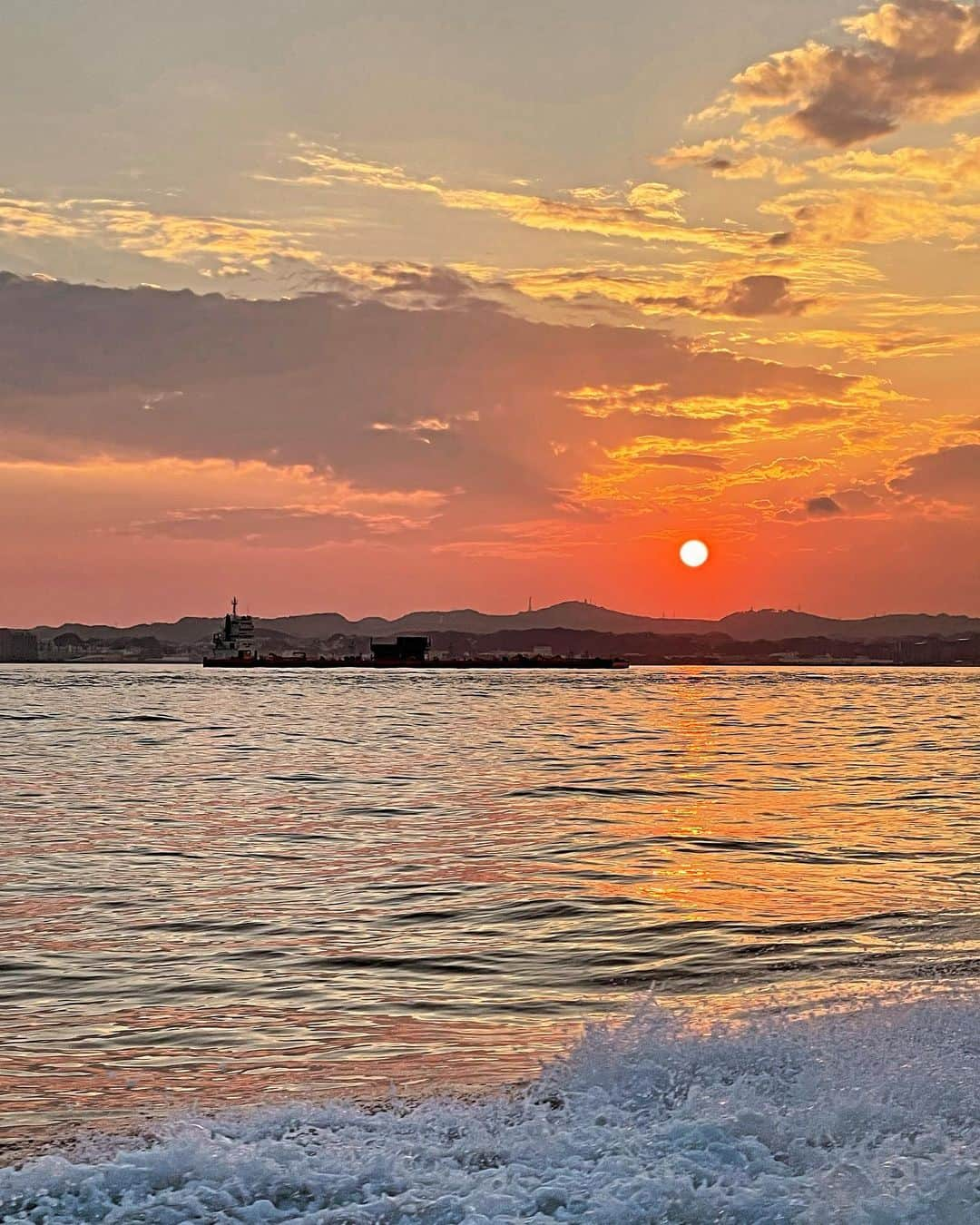 滝沢沙織のインスタグラム：「こんばんは☺️先日釣りに行った時、夕陽がとても綺麗で写真を撮ったんですがこの写真で美しさが伝えきれないのが悔しい〜❗️本当に素敵な夕方の空でした🥰🌅 #滝沢沙織 #夕陽 #サンセット #sunset #とても美しかった」