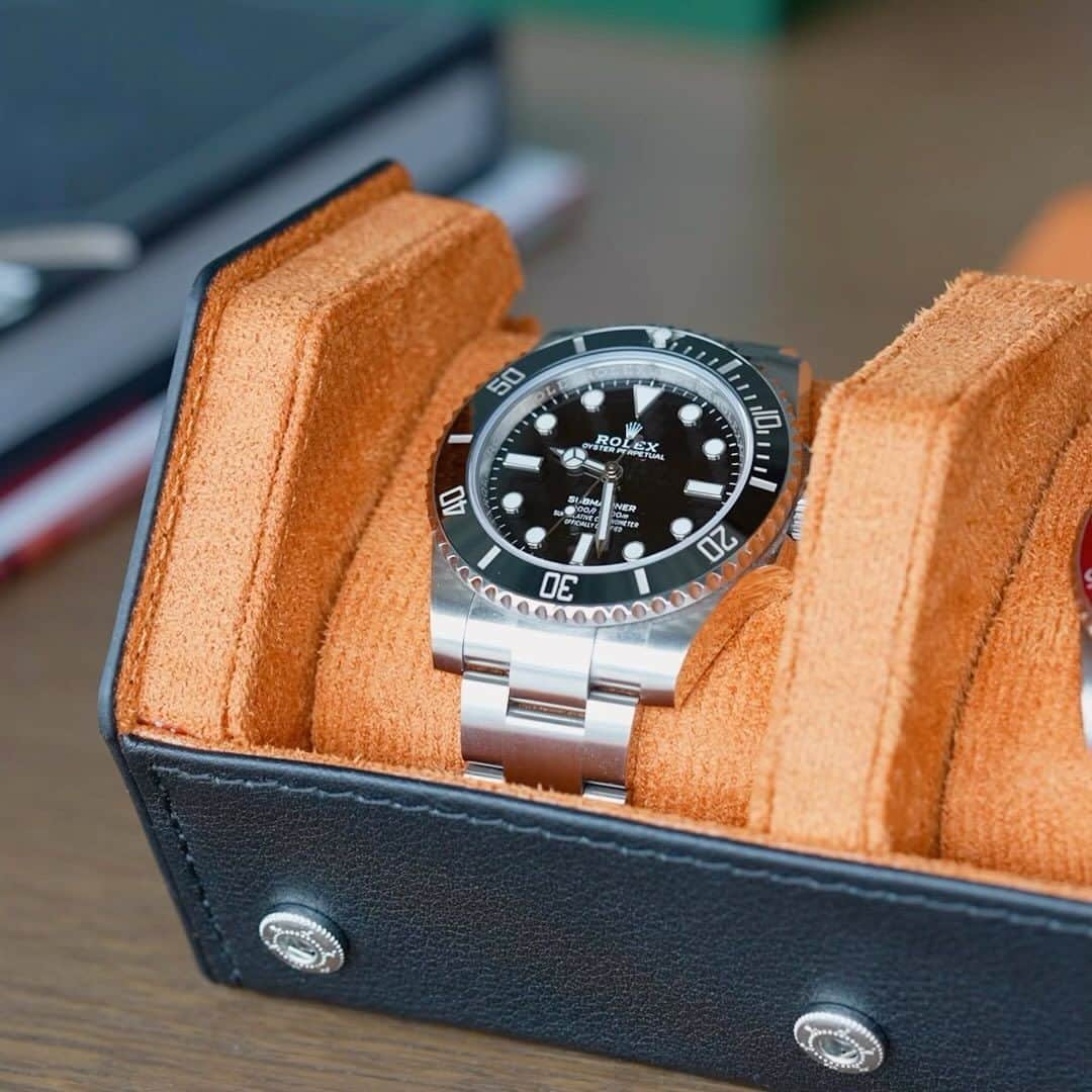 Daily Watchのインスタグラム：「Check out @ShopDailyWatch if you are looking for a watch roll, watch box or any other accessory for your watch collection #watchroll #watchbox #hexagonbox #watchaccessories」