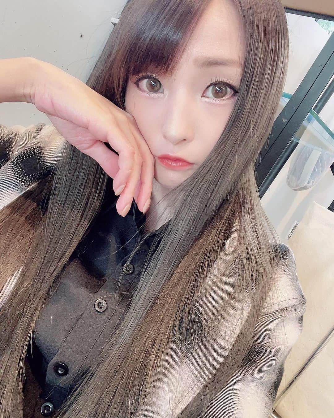 黒沢美怜さんのインスタグラム写真 - (黒沢美怜Instagram)「先週は自分メンテ期間で、髪色が秋っぽく艶っぽくなって前髪作ってまつ毛ばっちばちにしてもらったよ🥰💕  まつ毛は成城学園前の素敵なサロン @beauty_salon_grexy で みかさん @miiikapi  にやって頂きました😆💕  上がりにくい私のまつ毛もしっかり根本からあげてくれて、目にアレルギーが出やすい私に、まつ毛シャンプーまでしてくださるの😭  おかげでまつ毛パーマしても目の周りが荒れなくてストレスフリーに🥰✨  かなり助かってます😆💕 穏やかの空気の成城学園前をお散歩するのも気持ちいいのでいつも行くのが楽しみです😊🌟  これから秋メイクするのますます楽しみだなぁ💄🍁💕  @beauty_salon_grexy  #PR #beautysalongrexy #grexy #まつ毛パーマ #パリジェンヌラッシュリフト #パリジェンヌ #まつ毛シャンプー #成城学園前まつげパーマ #まつパ」10月30日 17時33分 - kurosawamirei