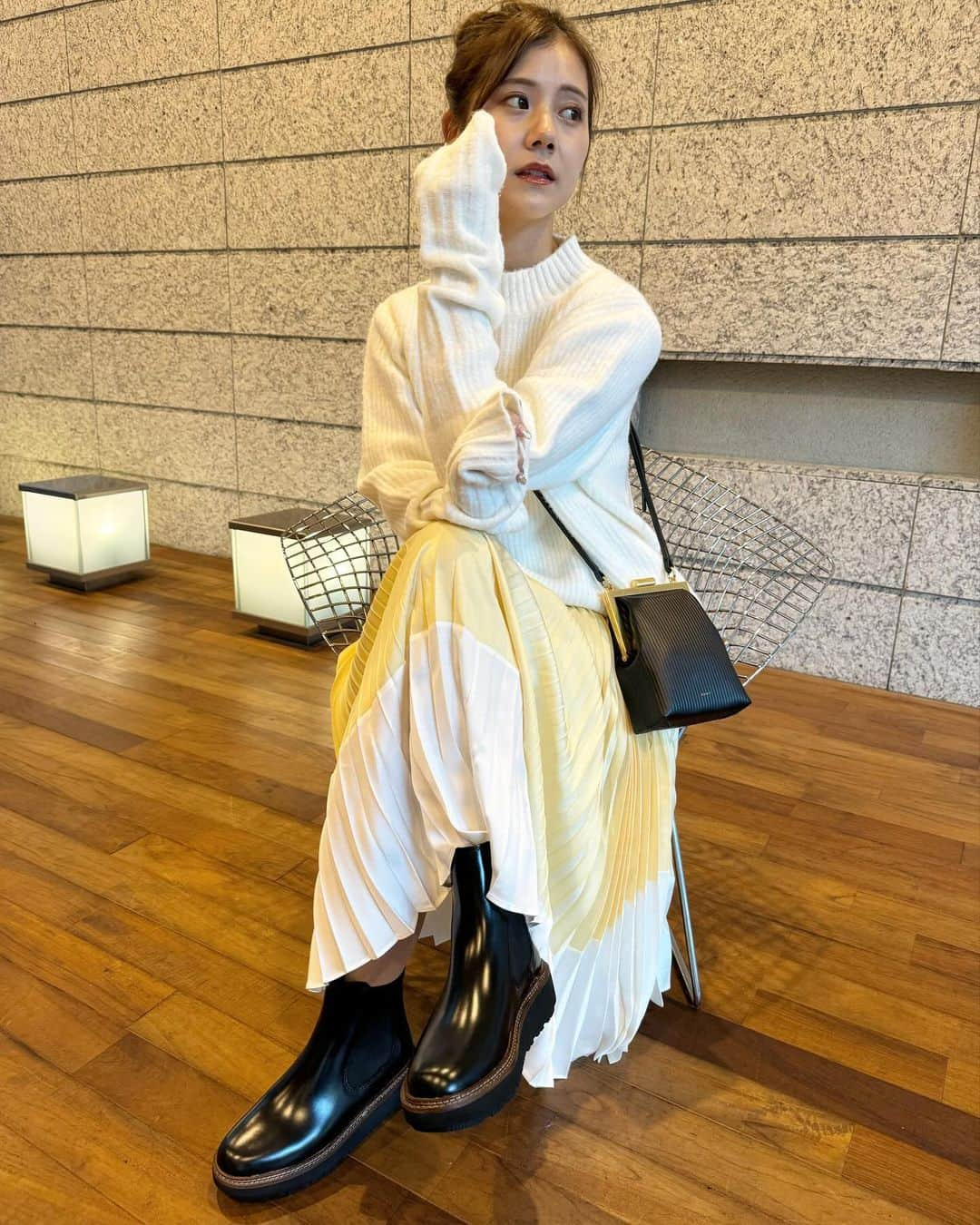 今井美桜さんのインスタグラム写真 - (今井美桜Instagram)「👢 あっという間にブーツとニットの時期だね〜 ニットはやっぱり白が好き🤍  tops @naturalbeautybasic_official  skirt @uniqlo_jp  shoes @clarksshoes  bag @nuer.official   #pr #naturalbeautybasic #clarks #nbb #uniqlo  #クラークス #ユニクロ #秋服 #秋服コーデ  #ナチュラルビューティーベーシック #コーデ」10月30日 17時34分 - mio_ima49