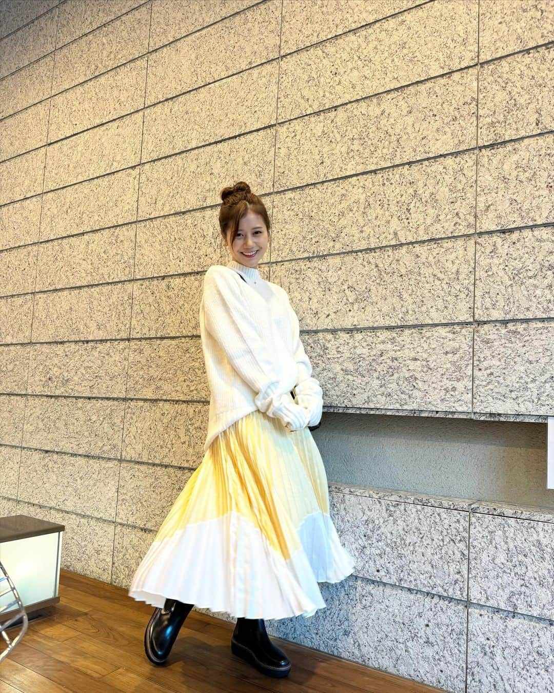 今井美桜さんのインスタグラム写真 - (今井美桜Instagram)「👢 あっという間にブーツとニットの時期だね〜 ニットはやっぱり白が好き🤍  tops @naturalbeautybasic_official  skirt @uniqlo_jp  shoes @clarksshoes  bag @nuer.official   #pr #naturalbeautybasic #clarks #nbb #uniqlo  #クラークス #ユニクロ #秋服 #秋服コーデ  #ナチュラルビューティーベーシック #コーデ」10月30日 17時34分 - mio_ima49