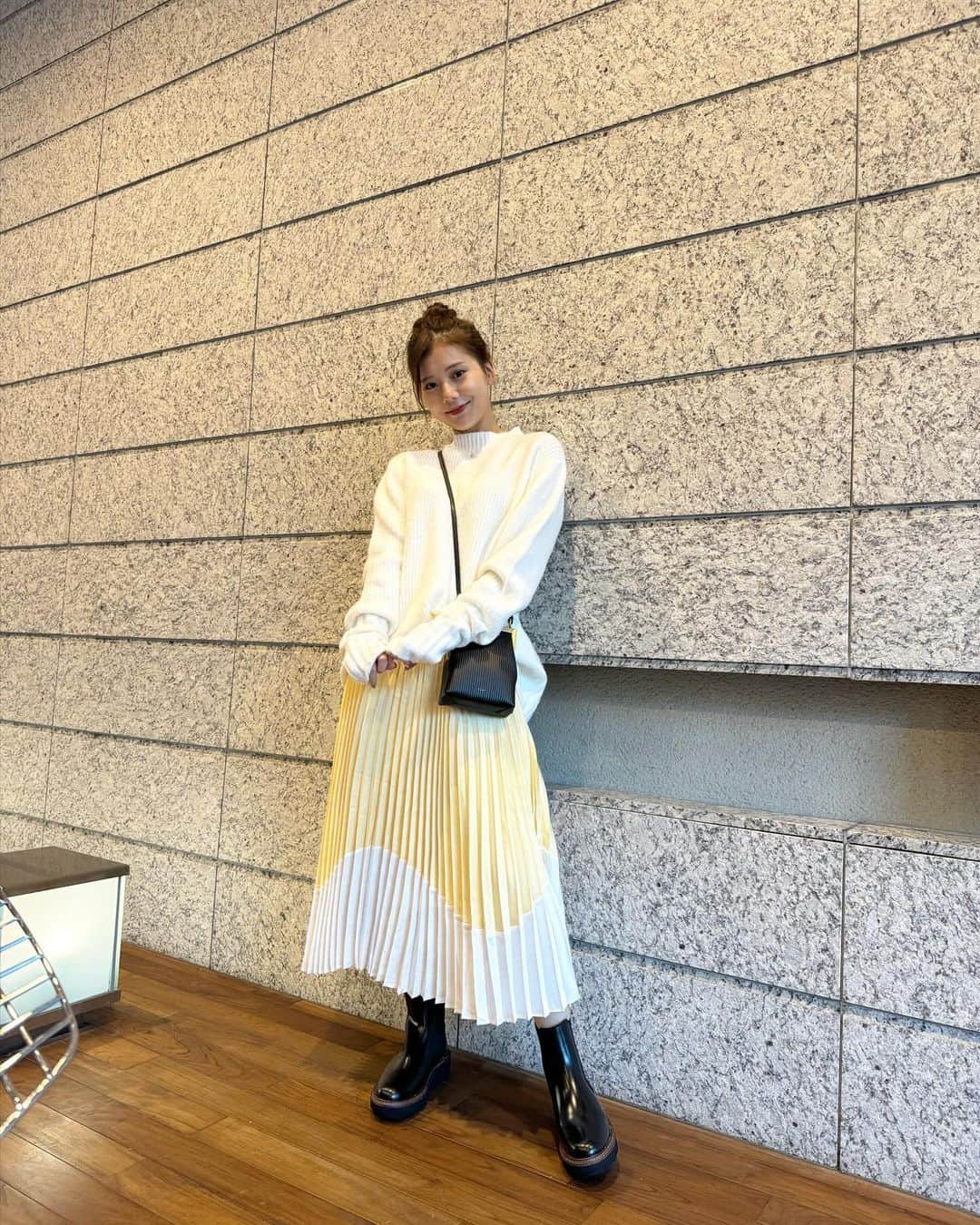 今井美桜のインスタグラム：「👢 あっという間にブーツとニットの時期だね〜 ニットはやっぱり白が好き🤍  tops @naturalbeautybasic_official  skirt @uniqlo_jp  shoes @clarksshoes  bag @nuer.official   #pr #naturalbeautybasic #clarks #nbb #uniqlo  #クラークス #ユニクロ #秋服 #秋服コーデ  #ナチュラルビューティーベーシック #コーデ」