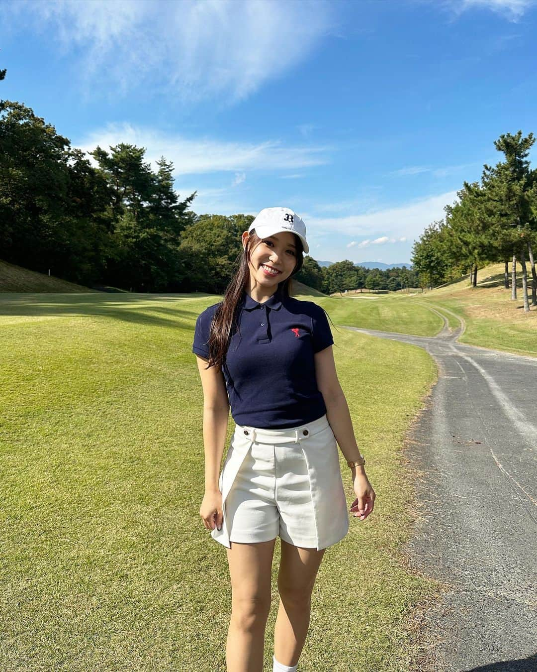 山本瑠香さんのインスタグラム写真 - (山本瑠香Instagram)「ゴルフコースデビュー⛳️🏌️‍♀️🌤️  FM大阪のコンペで 初めてコースに‼︎  ゴルフ未経験でコースまわるなんて みんなに驚愕されましたが (当たり前)…  一緒の組の方がみなさんお優しい方で 何から何まで教えてくださり助かりました 本当にありがとうございました🙇🏼‍♀️✨  後半に鬼下手くそな動画載せてます…笑 初心者なりに18ホールがんばりました😂 案の定、次の日全身筋肉痛で バッキバキでした🥲笑  練習してもっと上手になりたい って思いました✊🏻 . . . #ゴルフ #ゴルフ女子 #ゴルフウェア #ゴルフ場  #ゴルフ初心者 #ゴルフコーデ #瀬田ゴルフコース」10月30日 17時35分 - ruka_1010_team8